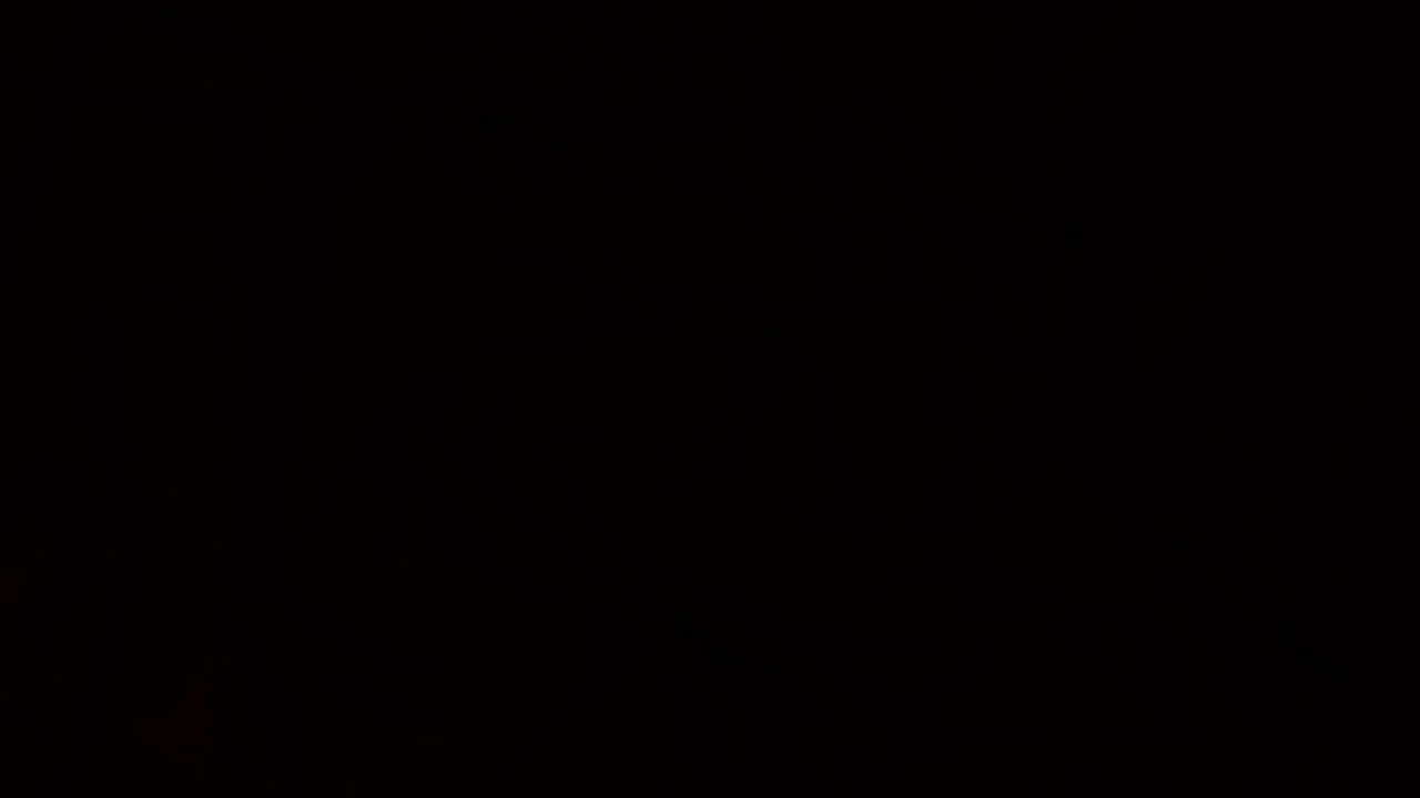 黑暗宇宙背景，帶有微弱的紅色和橙色斑點