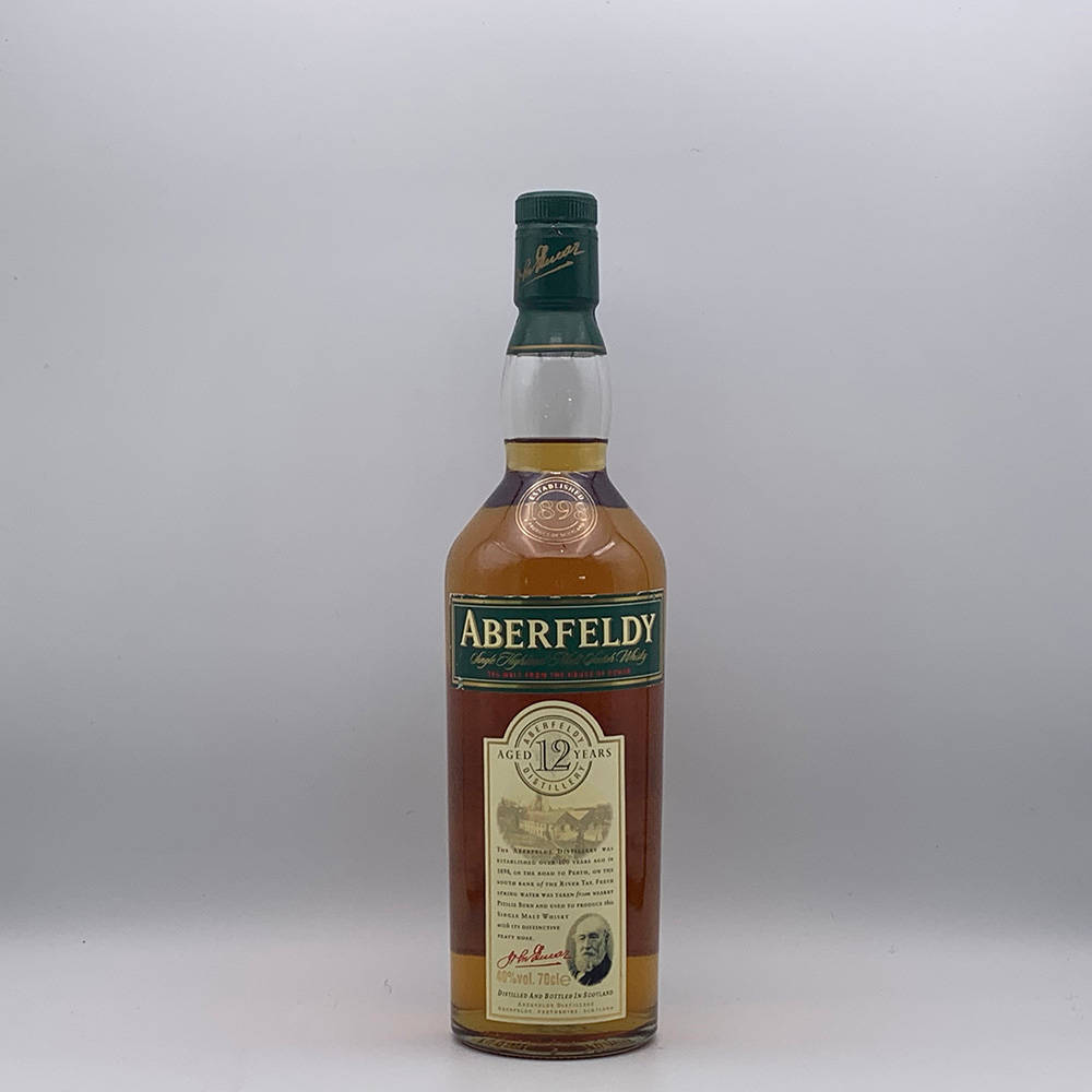 Aberfeldy 12 年單一麥芽威士忌酒瓶，白色背景