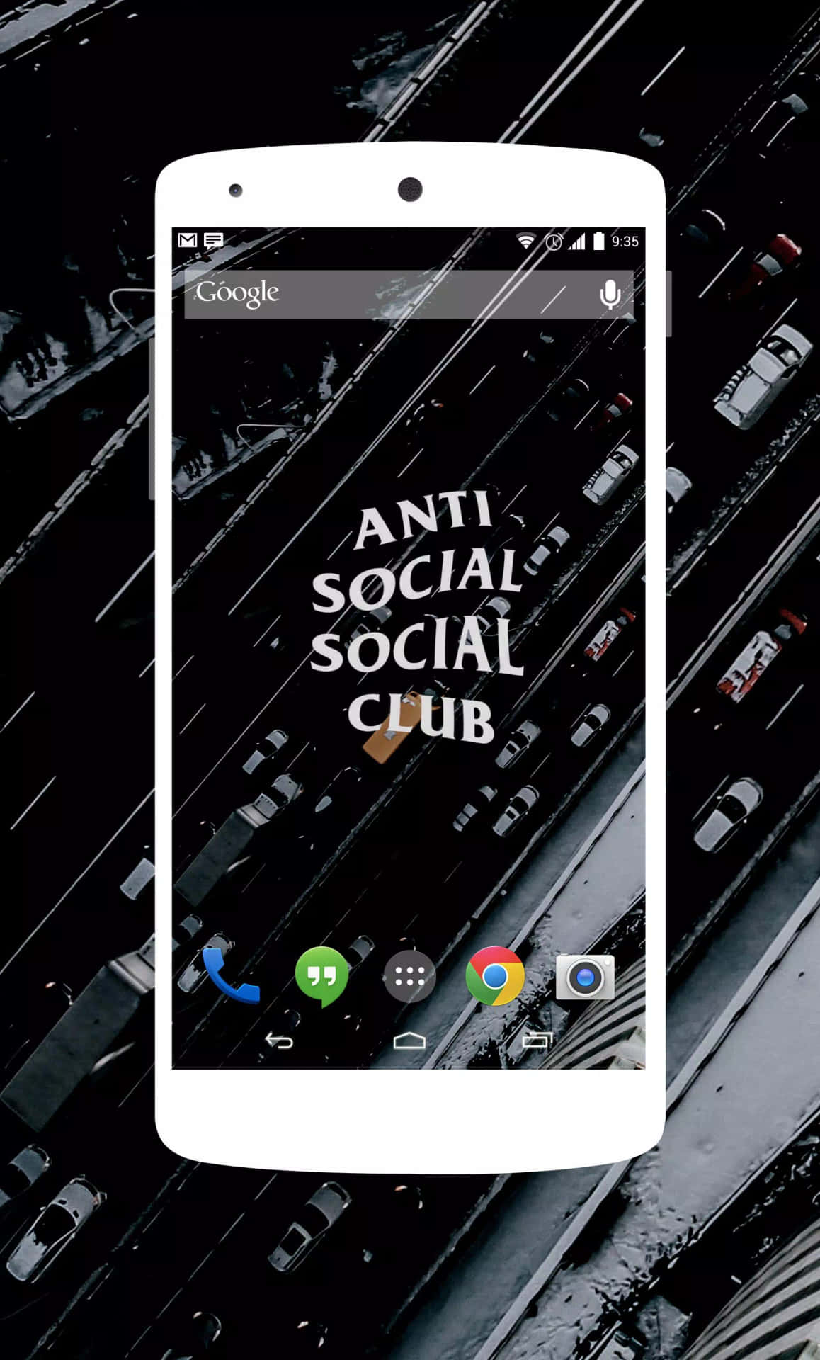 白色智能手機顯示Anti Social Social Club壁紙及高速公路航拍圖。