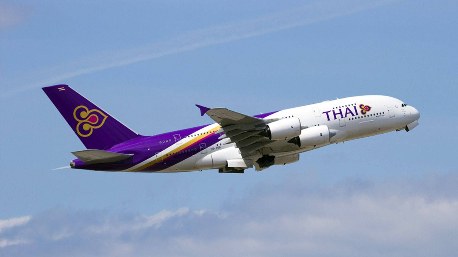 泰國航空空中巴士A380在晴朗藍天飛行