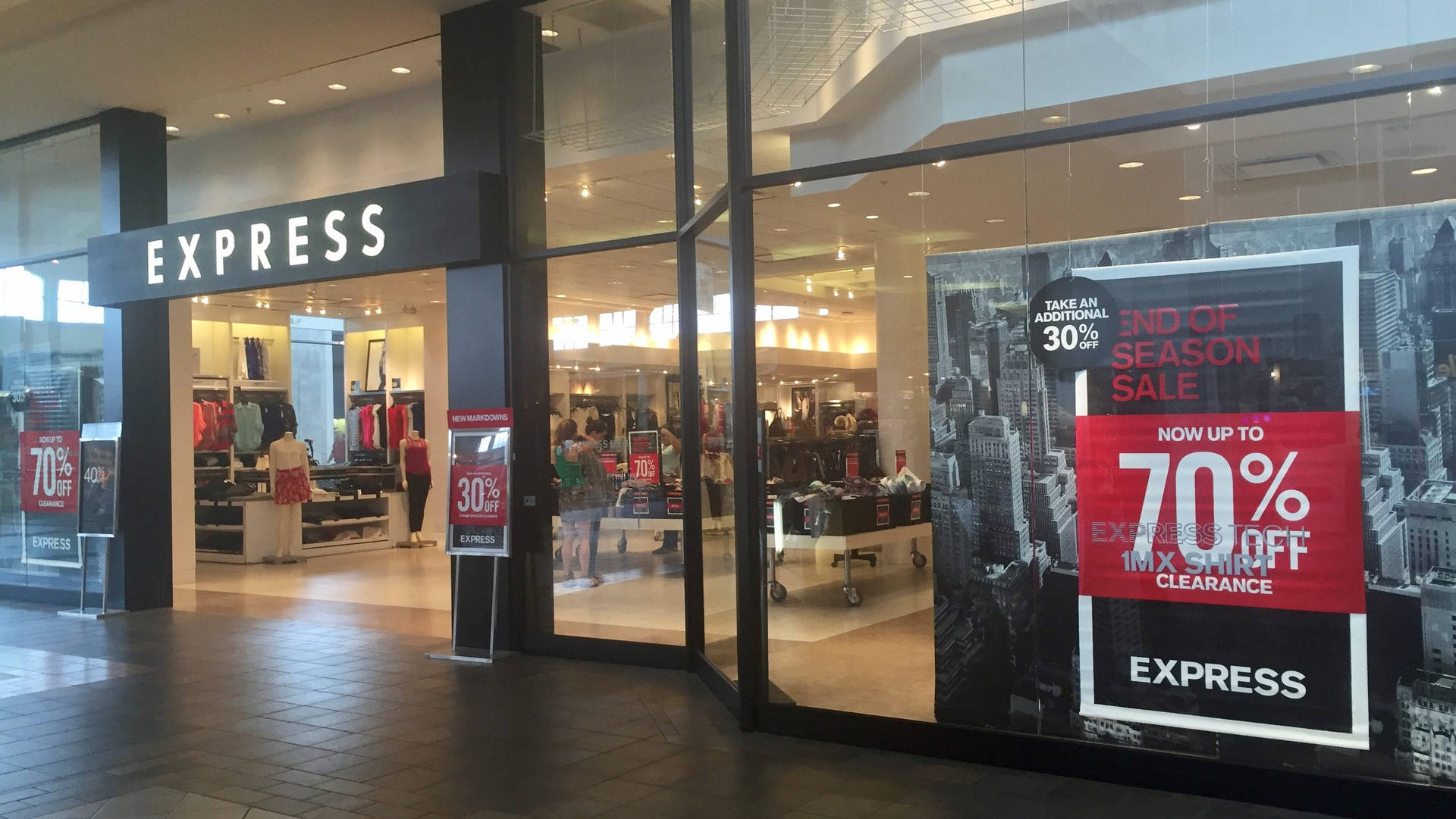 Express服裝店，帶有顯示高達70%折扣的季末清倉促銷標牌。