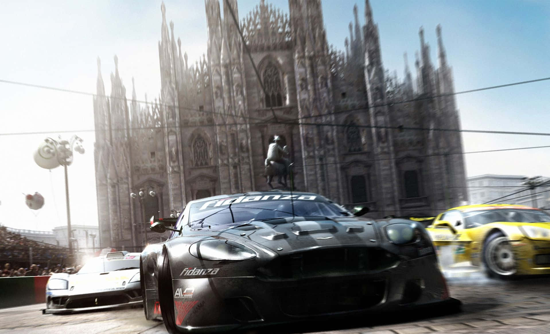 Racing Games 桌布 壁紙 — 高速賽車在明亮的日光下模糊地駛過標誌性的米蘭大教堂。