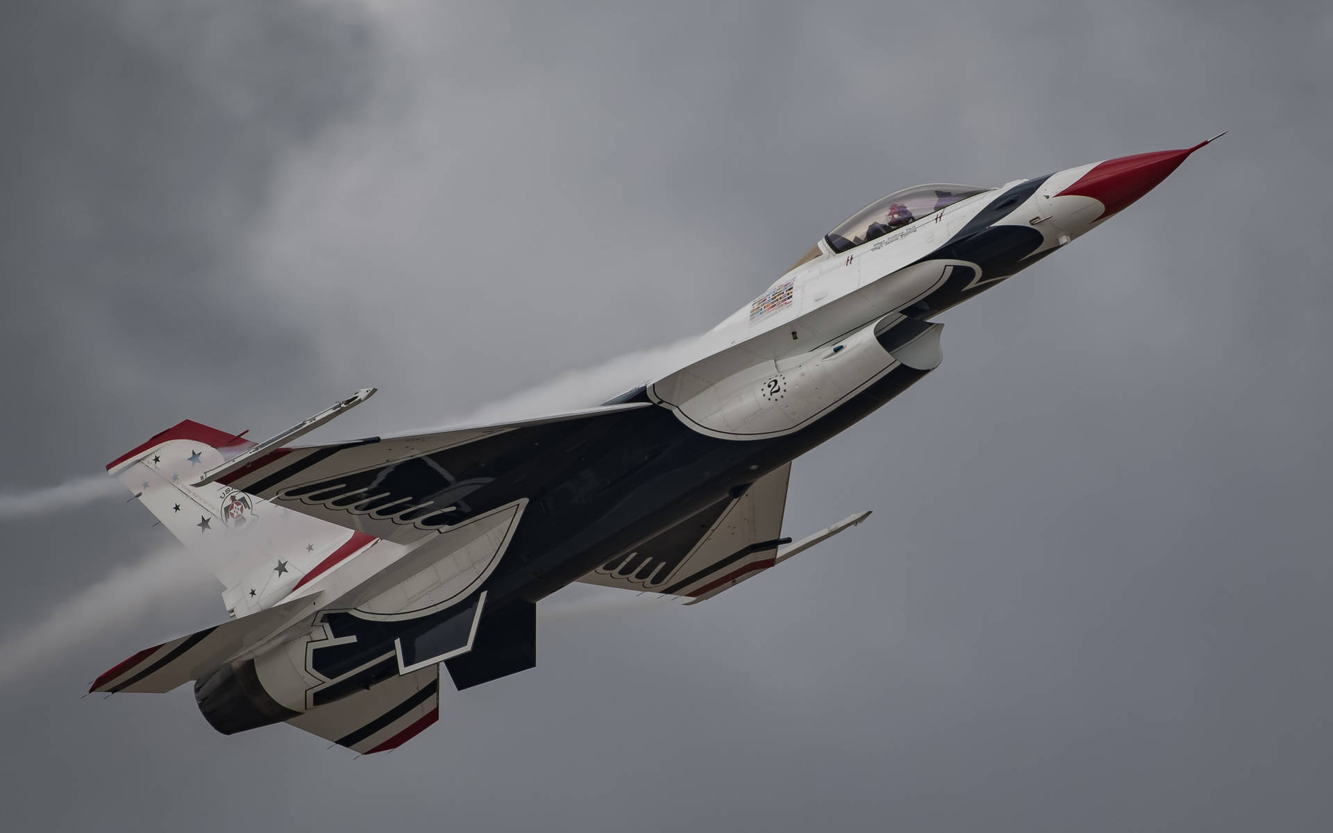 一架美國空軍雷鳥噴射機進行空中機動，留下煙跡。