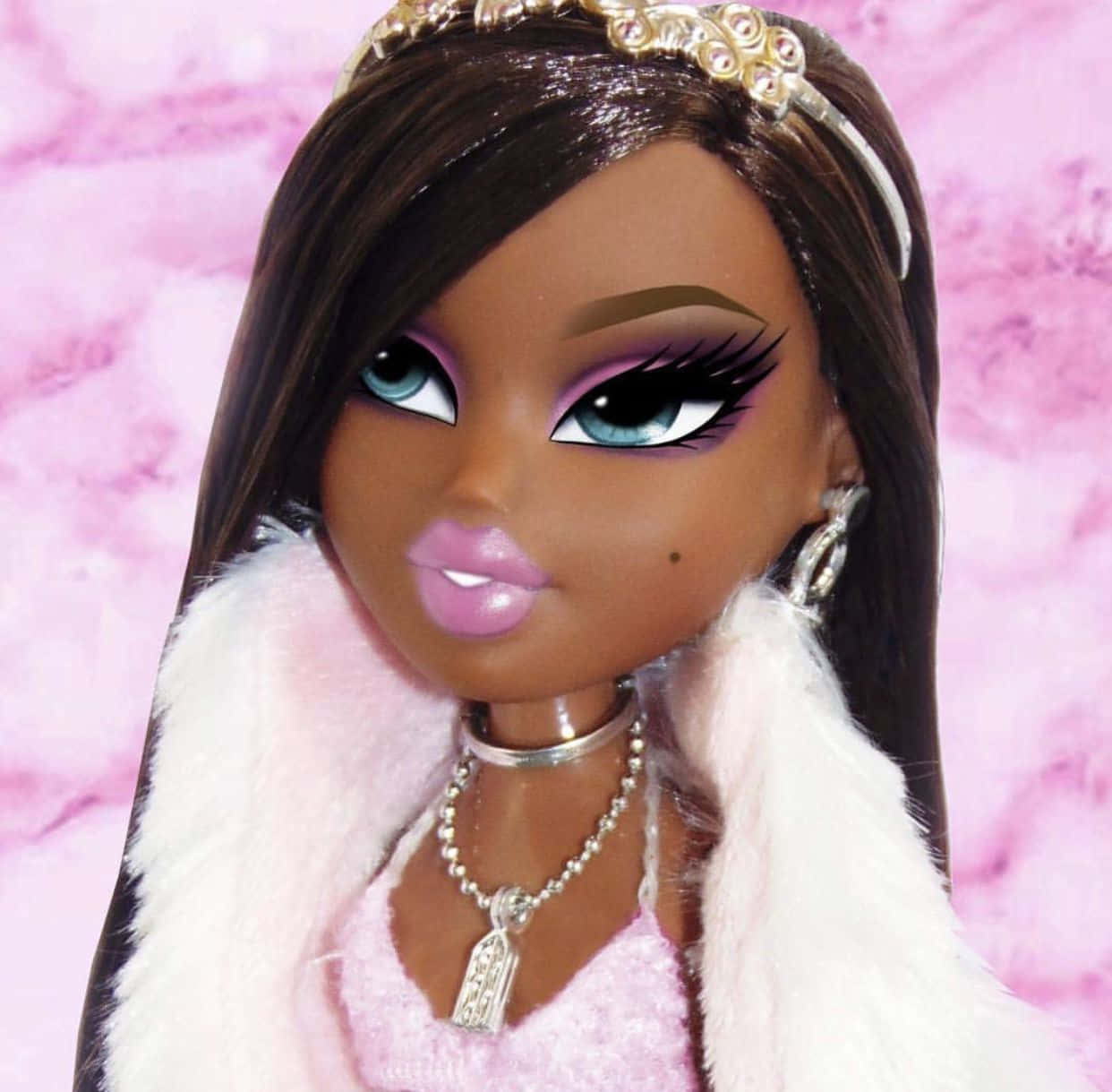 高雅Bratz娃娃時尚風格 壁紙 — 一個Bratz公仔嘅特寫，長長嘅啡色頭髮，戴住金色頭冠、白色毛領同粉紅色衫，背景係粉紅色雲石。