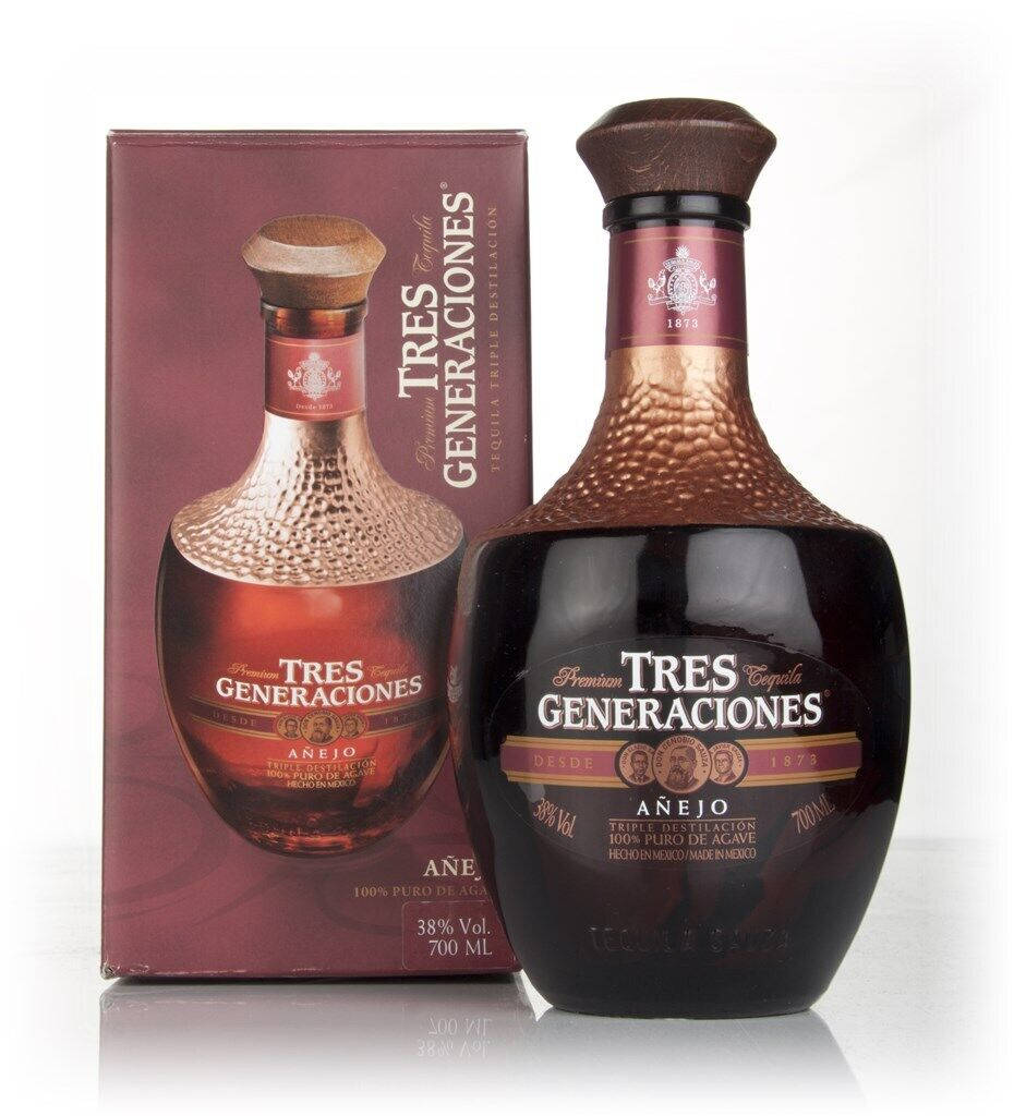 白色反射表面上的 Tres Generaciones Añejo 龍舌蘭酒瓶和盒子