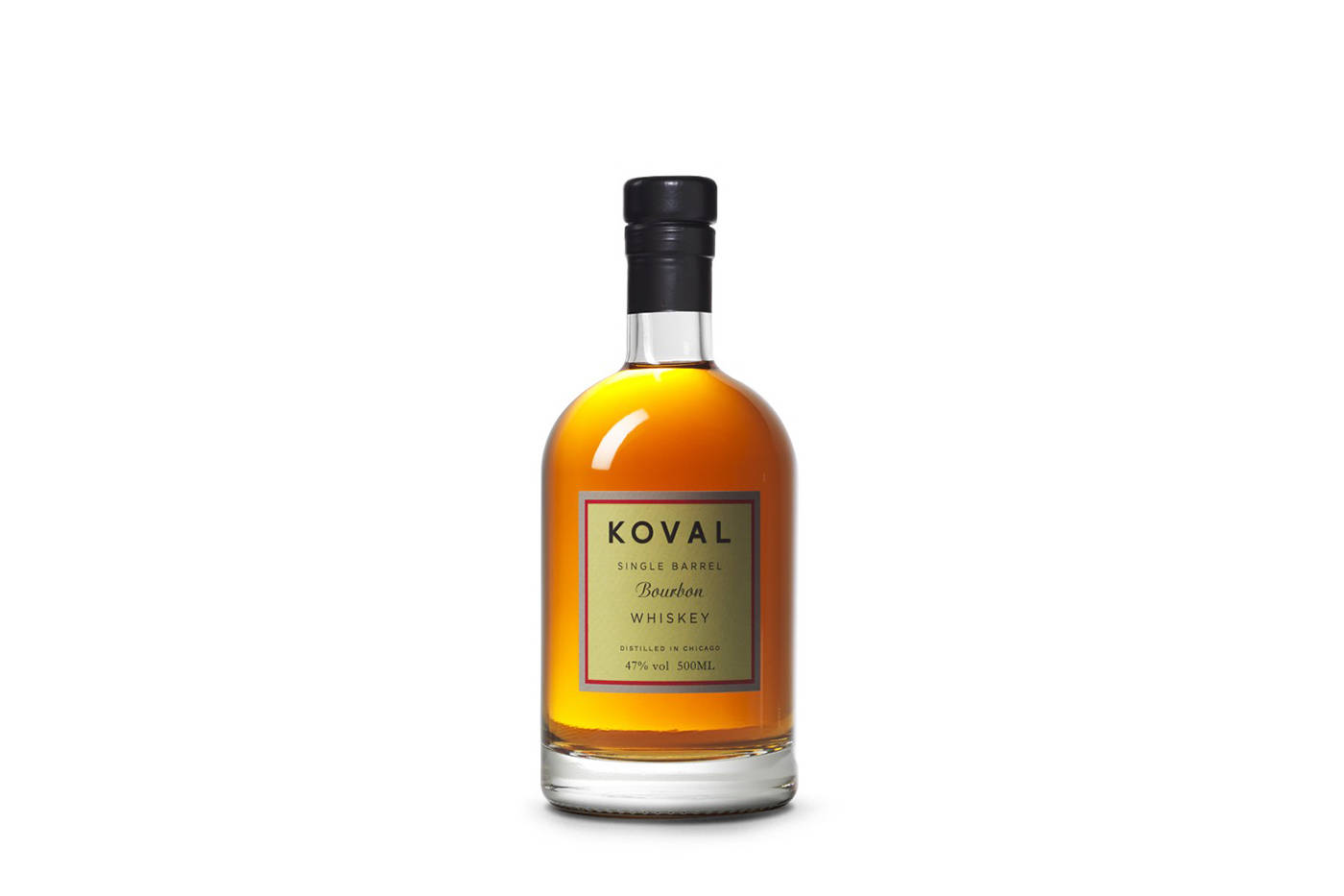 一瓶Koval Single Barrel Bourbon威士忌，帶有琥珀色液體和黑色瓶蓋，置於白色背景上。