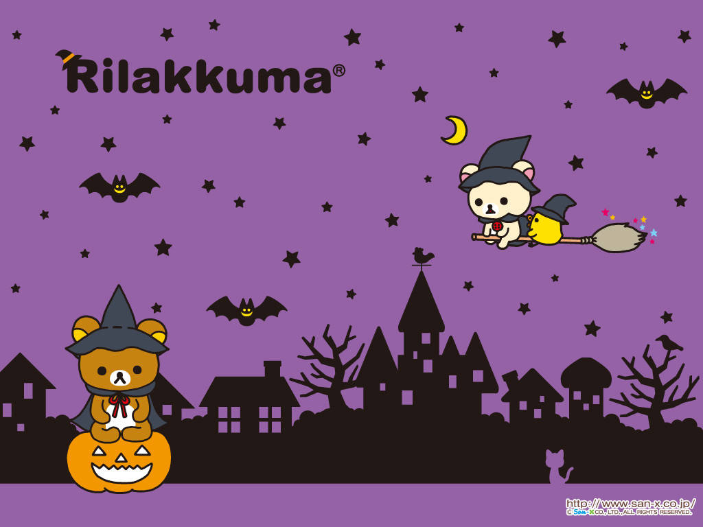 穿著萬聖節服裝的 Rilakkuma 角色在夜間騎著掃帚飛過詭異的小鎮。