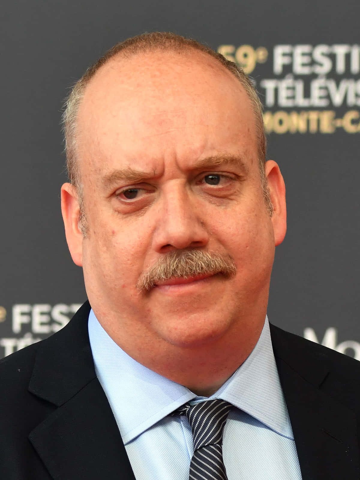 Paul Giamatti 桌布 壁紙 — 鬍鬚男穿著西裝打領帶在紅地毯活動的特寫肖像。