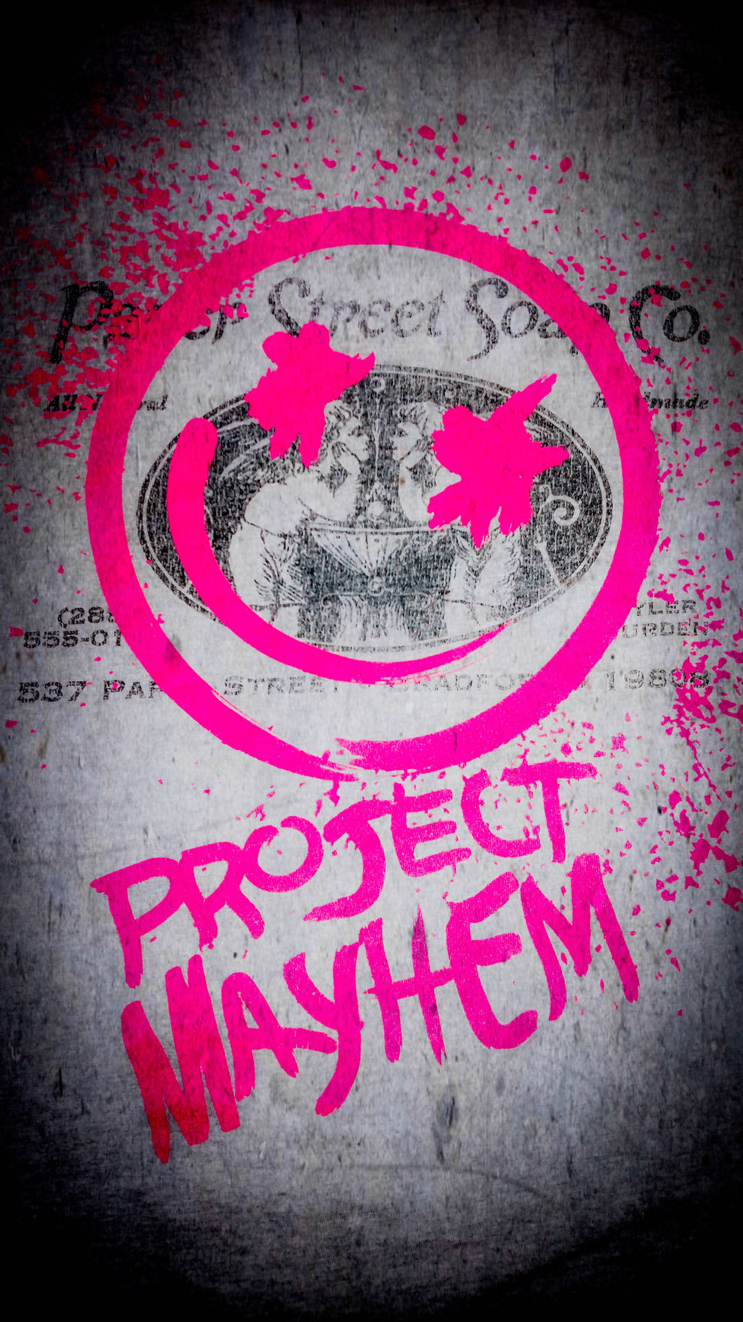 粉紅色塗鴉寫著 Project Mayhem，在混凝土上一個褪色的肥皂公司標誌上方。 — 俱樂部 壁紙