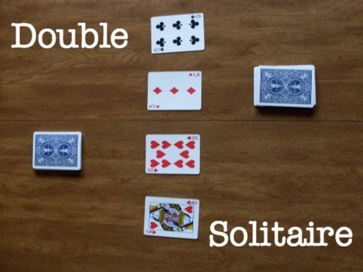 四張啤牌在木質表面上為接龍遊戲擺放，帶有「Double Solitaire」文字。