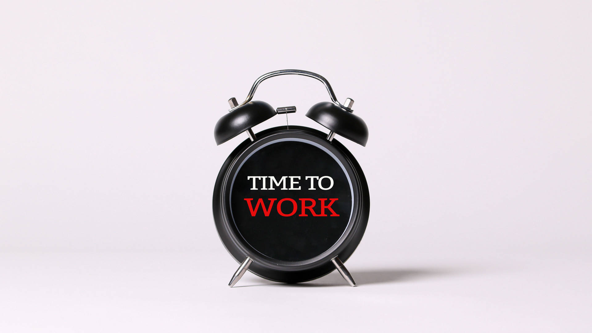 黑色鬧鐘，帶有「TIME TO WORK」文字，用於提高生產力。