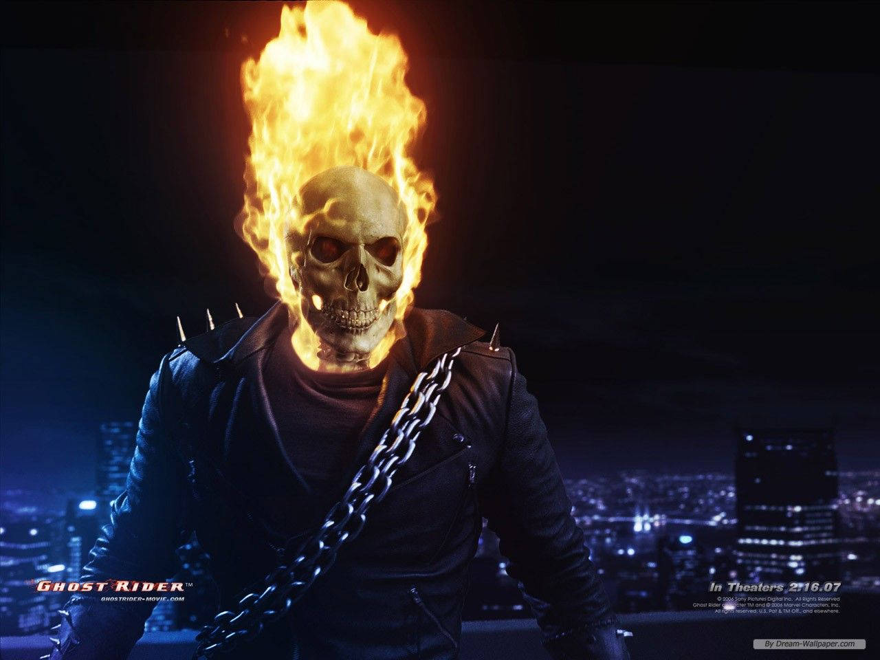 Ghost Rider 頭顱燃燒，手持鐵鏈，夜晚企喺城市上空。 — 鬼 Rider 壁紙