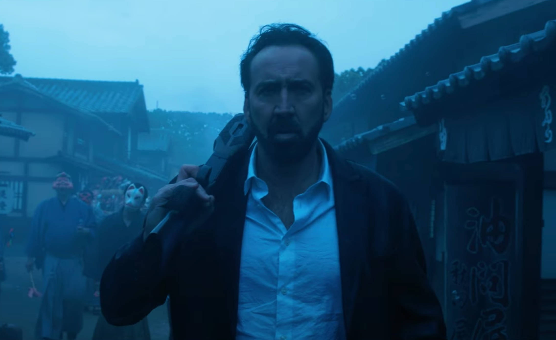 《鬼域囚徒》英雄持槍 壁紙 — 一個留鬍子的男人在霧氣瀰漫的傳統日本街道上，夜間將槍扛在肩上。