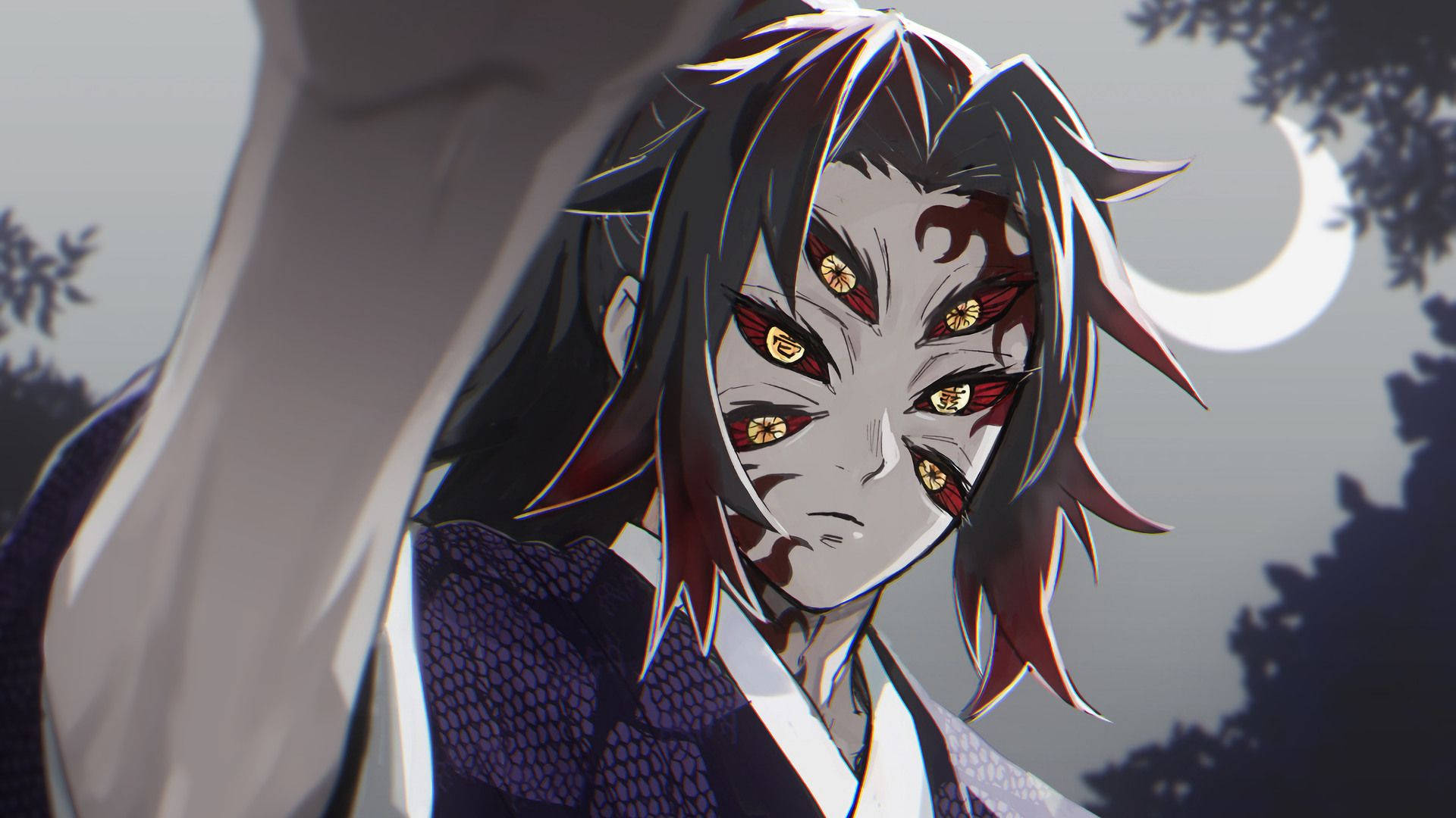 鬼殺隊 Kokushibo 攻擊瞬間 壁紙 — 一個帶有發光金色眼睛和紅色標記的威脅性動漫惡魔在彎月下凝視。