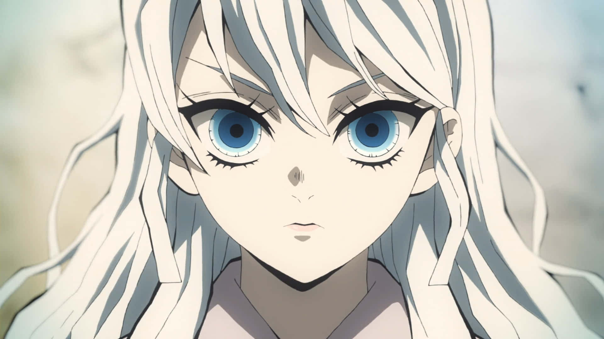 《鬼滅之刃》Daki戰鬥強大惡鬼 壁紙 — 動漫少女長銀髮、藍眼睛的特寫，直視觀眾。