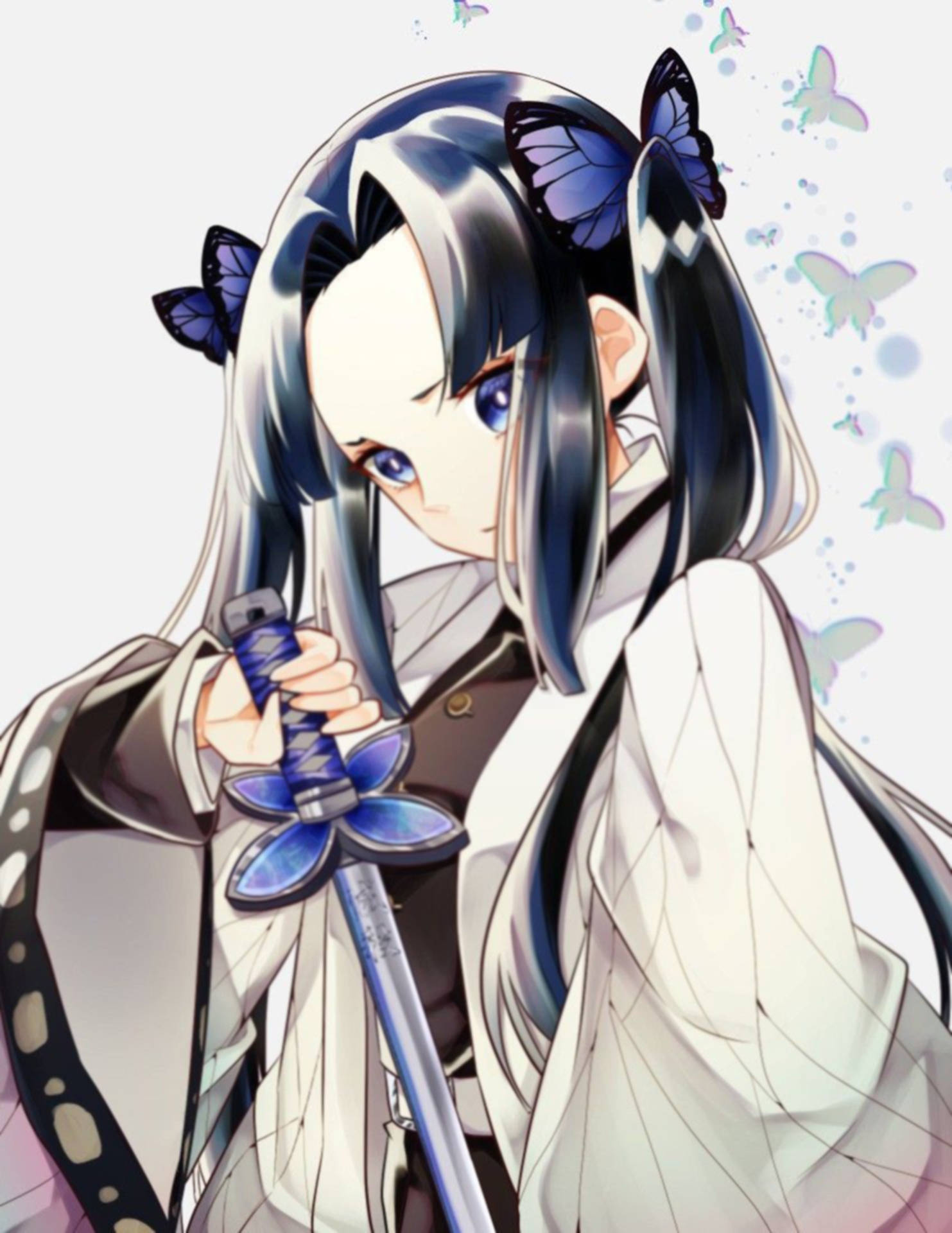 戴蝴蝶髮夾的動漫女孩拿著蝴蝶主題的劍。