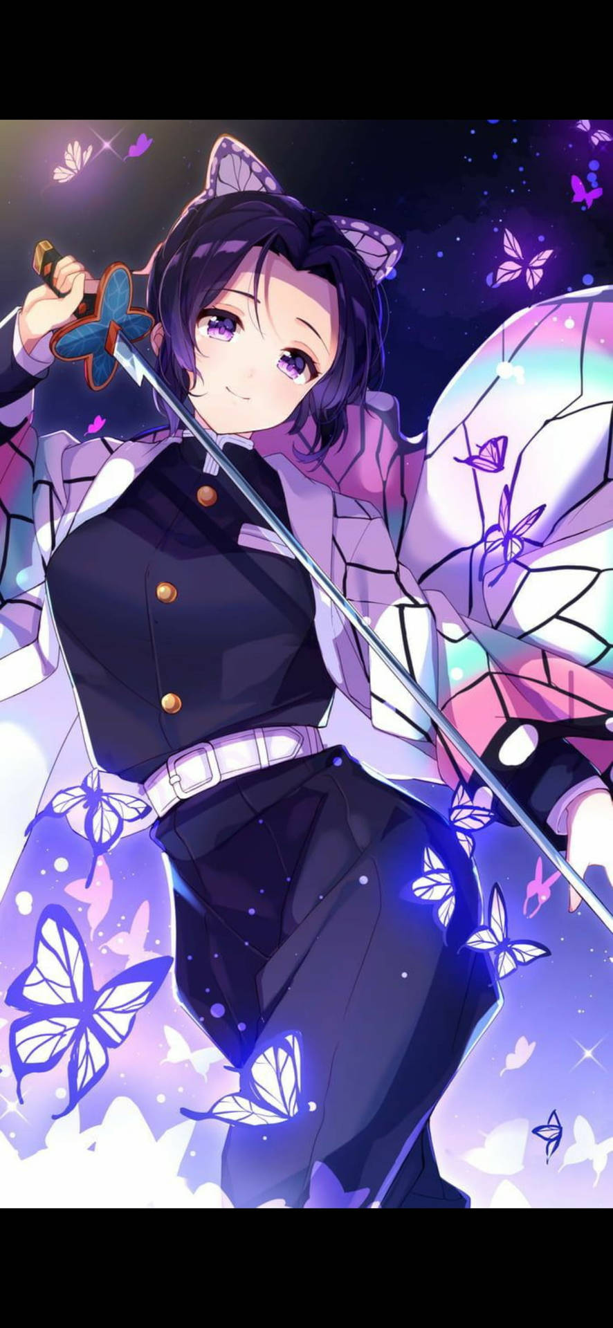 《鬼滅之刃》Shinobu標準制服持刀頭像 壁紙 — 一個開心的動漫女孩，擁有蝴蝶翅膀和一把劍，在發光的紫色星空背景下微笑。