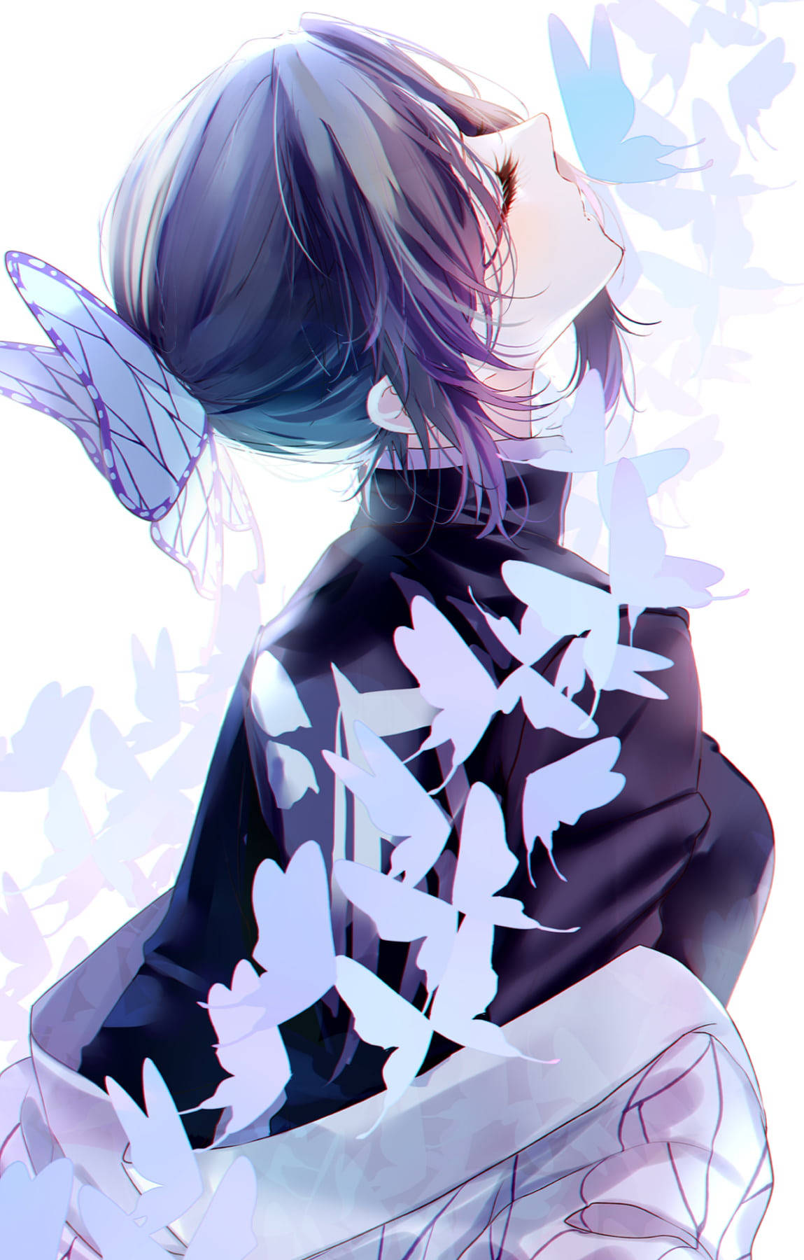 《鬼滅之刃》Shinobu白蝶環繞頭像 壁紙 — 一個寧靜的動漫女孩，深色頭髮和蝴蝶翅膀，向上凝視，發光的藍色蝴蝶在柔和的光線中圍繞她旋轉。