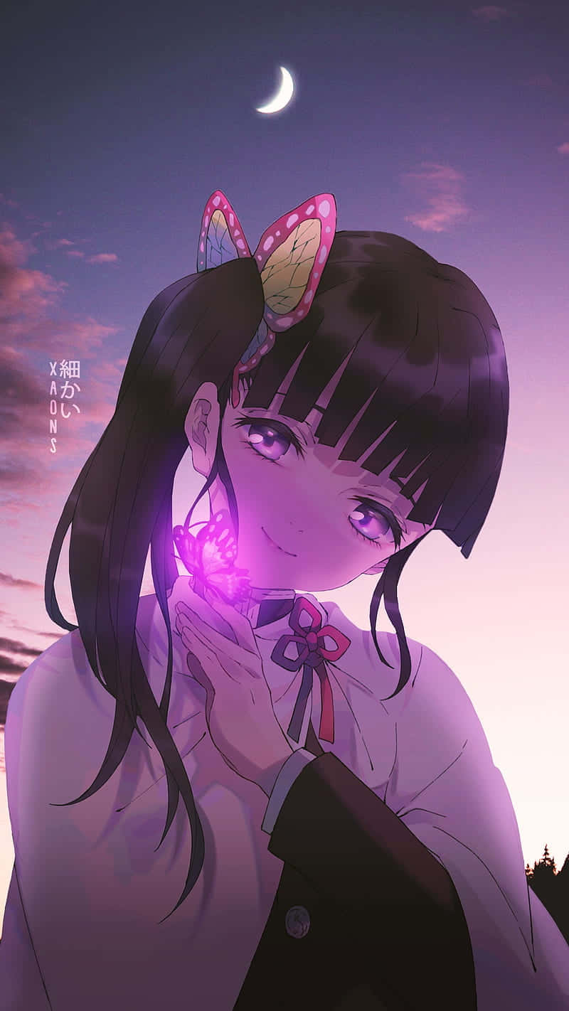戴著蝴蝶髮夾的動漫女孩在新月下拿著發光的紫色花。