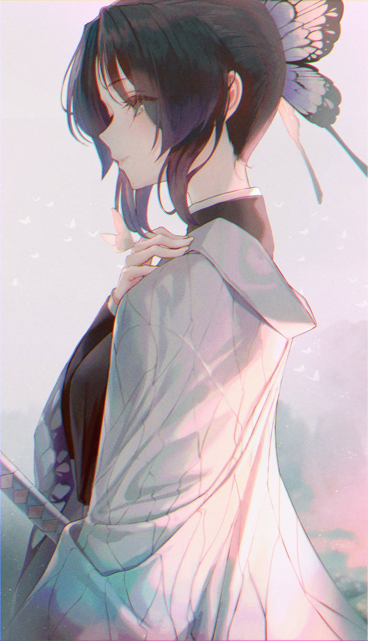 《鬼滅之刃》側面視角雛鶴PFP 壁紙 — 一位黑髮帶有蝴蝶裝飾的寧靜動漫少女，在柔和粉彩光線中溫柔凝視。