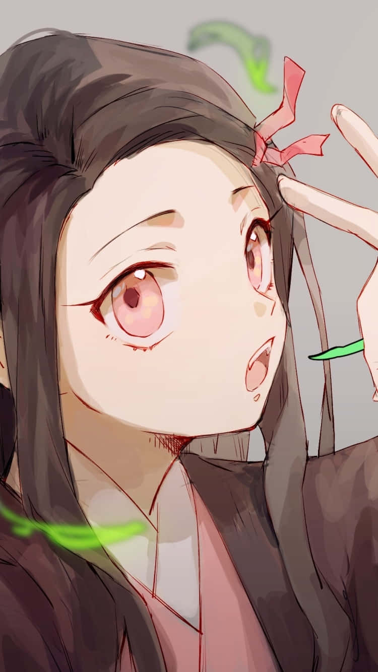 動漫女孩，粉紅色眼睛和紅色絲帶，看起來驚訝，綠色能量在她手邊旋轉。 — 鬼滅之刃 火鬼 壁紙