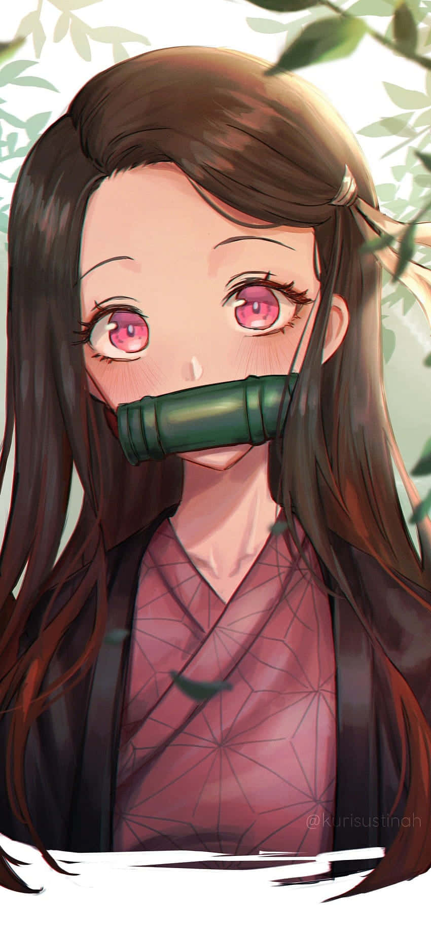 《鬼滅之刃》可愛灶門禰豆子肖像 壁紙 — 粉紅眼睛、長棕髮的動漫女孩戴著竹製口塞，被綠葉環繞。