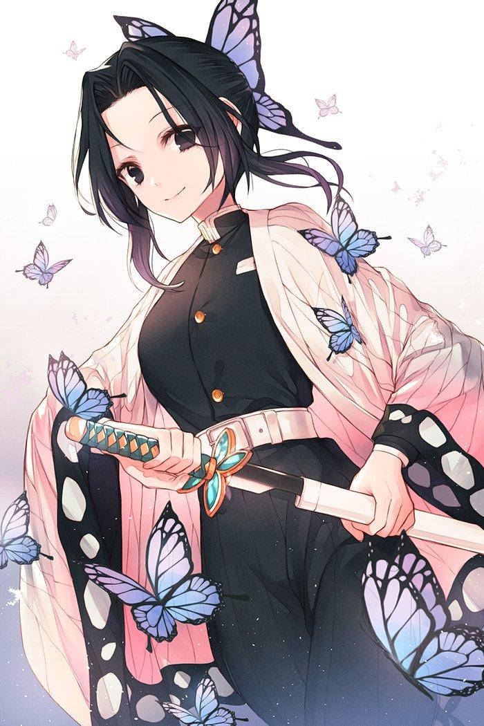 動漫女孩穿著粉紅色和服，手持劍，藍色蝴蝶在她周圍飛舞。