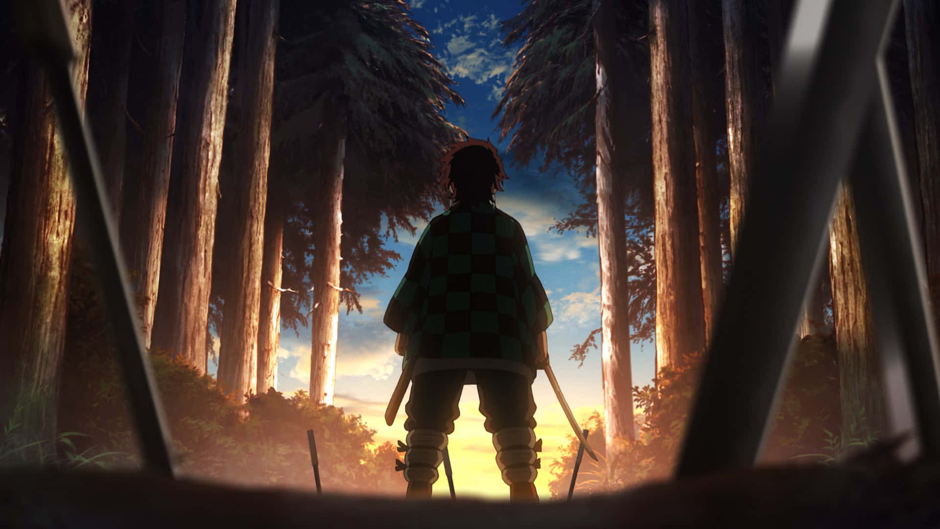 《鬼滅之刃》旅程中的絕美風景 壁紙 — 一位身穿格紋和服的年輕劍士獨自站在日落時分高聳的森林中，沐浴在透過高樹篩落的金色光芒中。
