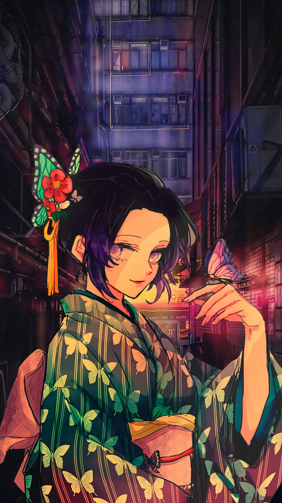 《鬼滅之刃》日式和服雛鶴PFP 壁紙 — 一位身穿蝴蝶圖案和服的年輕女子在夜晚霓虹燈閃爍的城市小巷中溫柔微笑。
