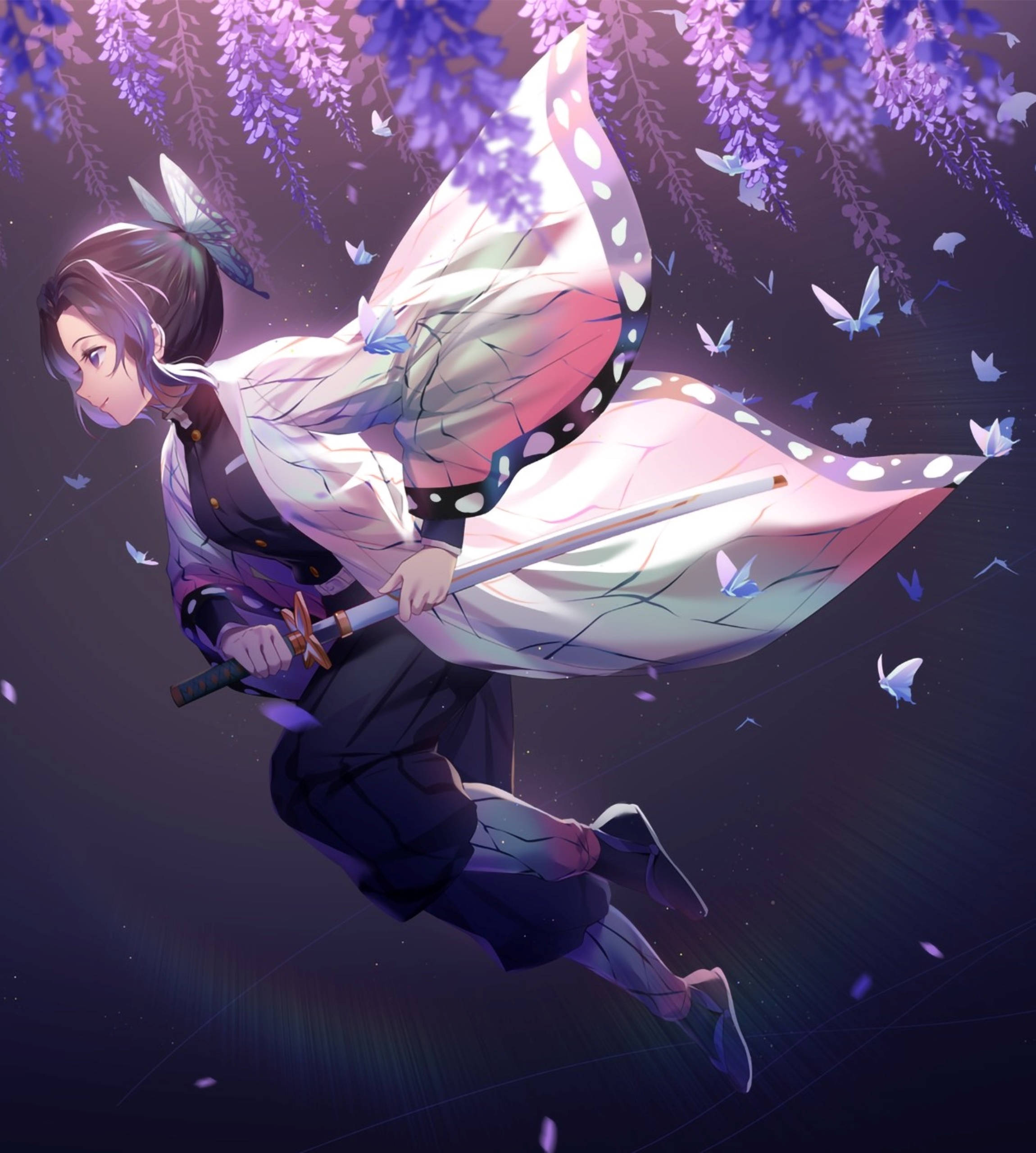 《鬼滅之刃》時透無一郎——蟲柱 壁紙 — 一位年輕的動漫女孩，擁有蝴蝶翅膀和劍，在飄落的蝴蝶伴隨下，跳躍在紫色紫藤花瀑之下。