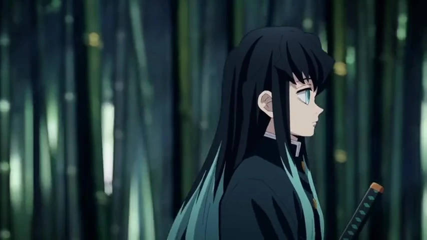 長黑發動漫女戰士在竹林中持劍。