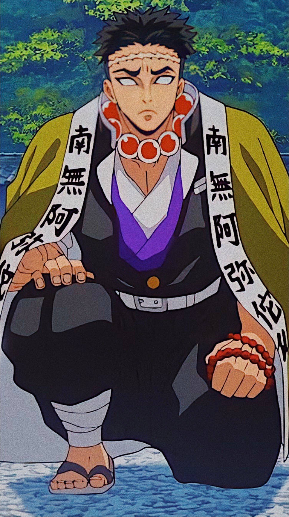 穿著傳統長袍的動漫角色跪在帶有日本文字的森林中。