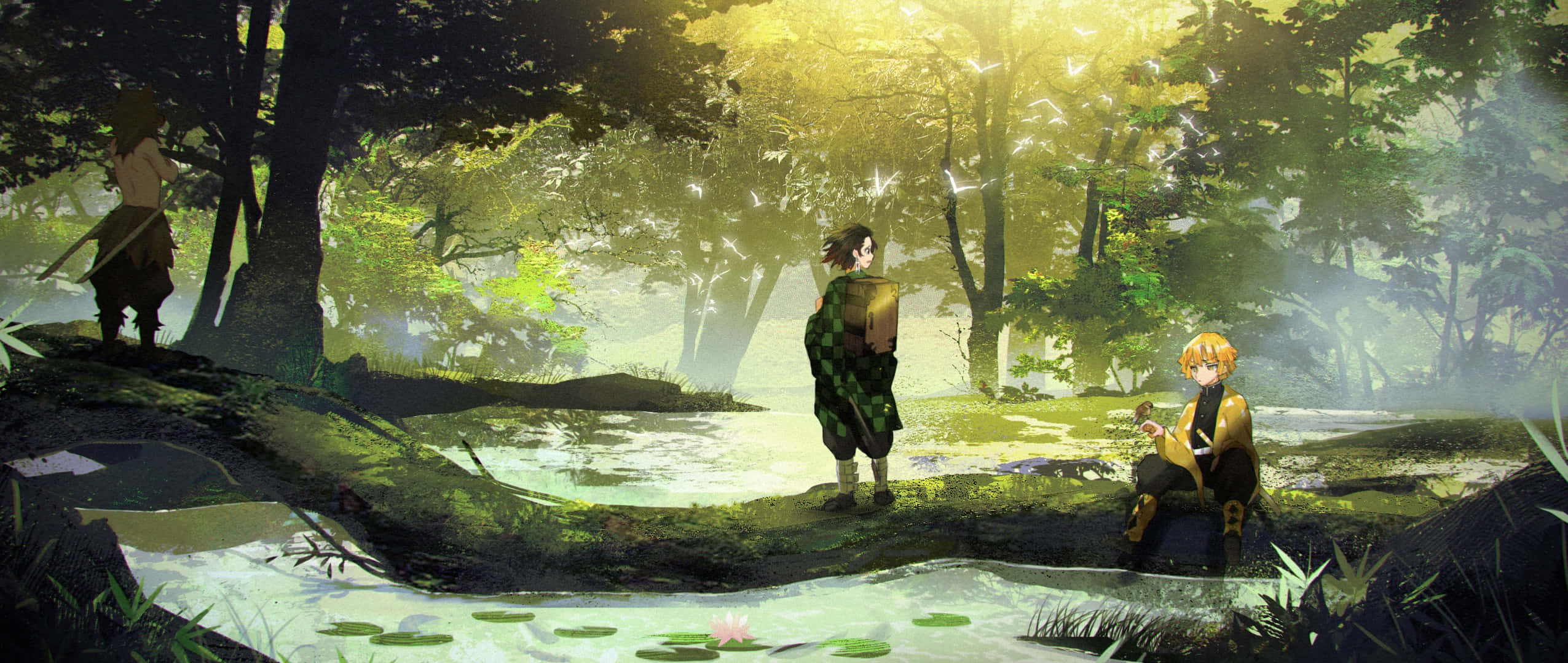 《鬼滅之刃》森林河畔角色風景 壁紙 — 三個動漫角色站在霧氣瀰漫的森林溪流旁，溪流因金色陽光穿過茂密的綠樹而閃閃發光。