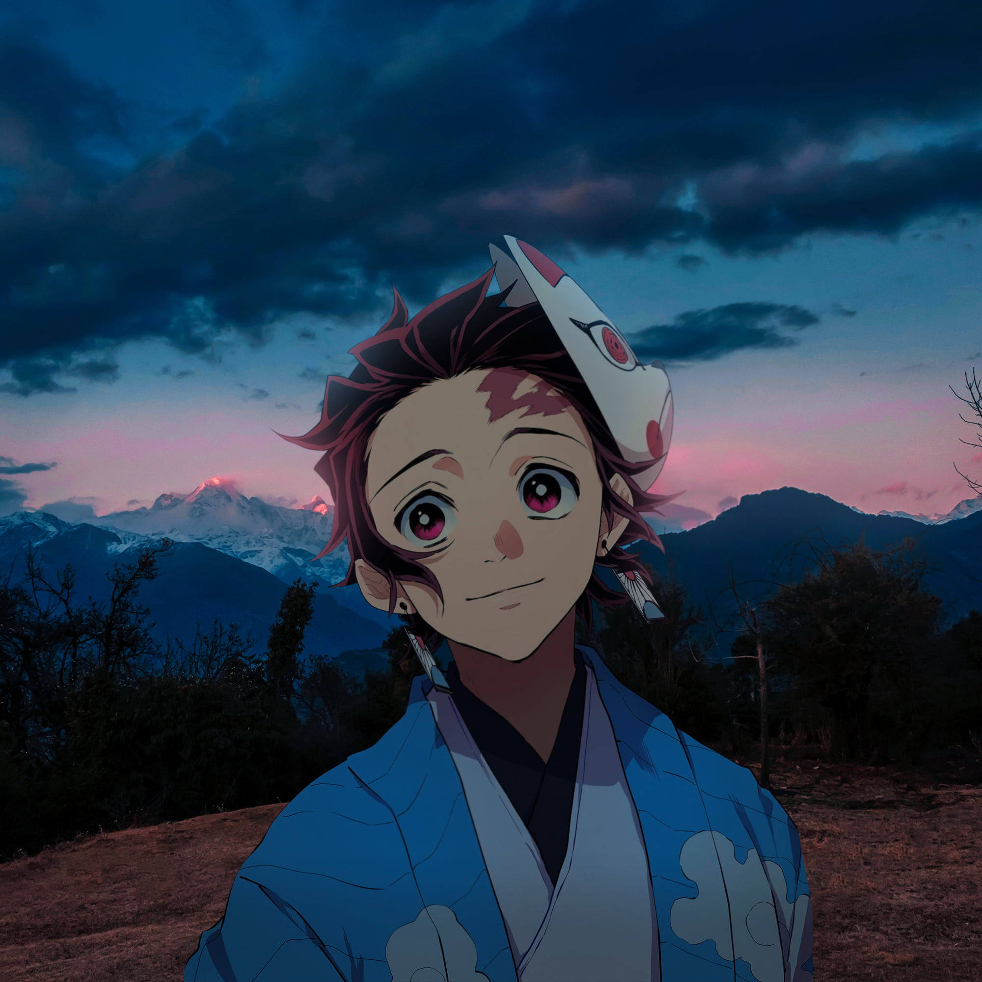 《鬼滅之刃》炭治郎 PFP 山景壁紙 壁紙 — 動漫角色紅眼睛戴狐狸面具，在黃昏時分站在雪山前。