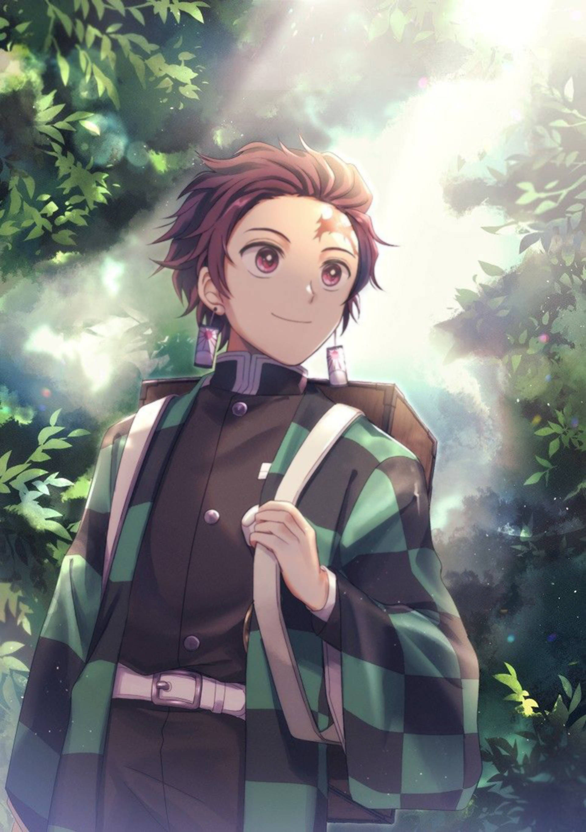 《鬼滅之刃》炭治郎制服壁紙 壁紙 — 一個開心的動畫男孩穿著綠色格仔和服，在茂密綠樹間灑落的斑駁陽光下微笑站立。