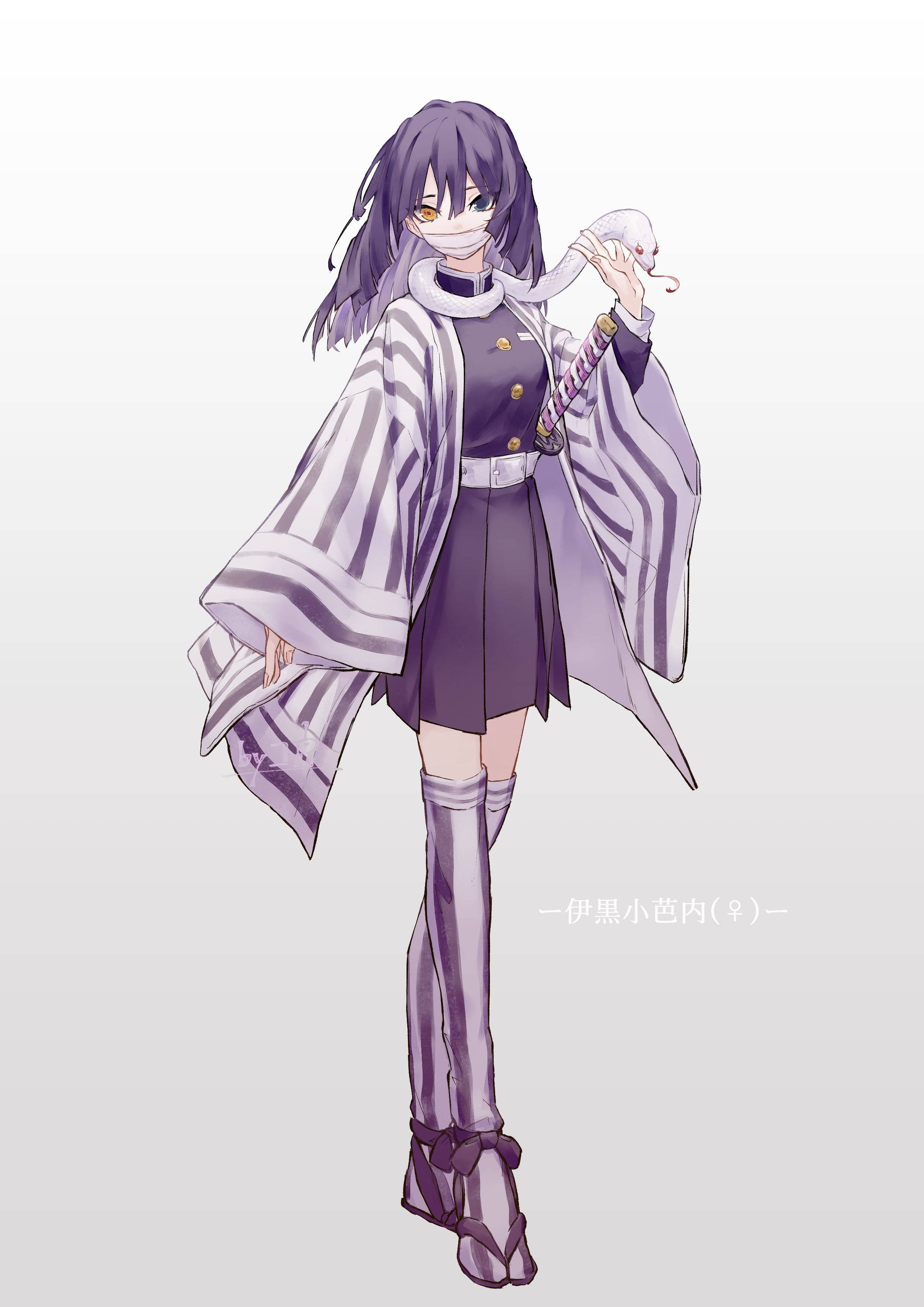 鬼滅之刃 猿柿日世里 女版 壁紙 — 一位紫髮動漫女孩穿著條紋和服，在素色背景前抱著一條白蛇。