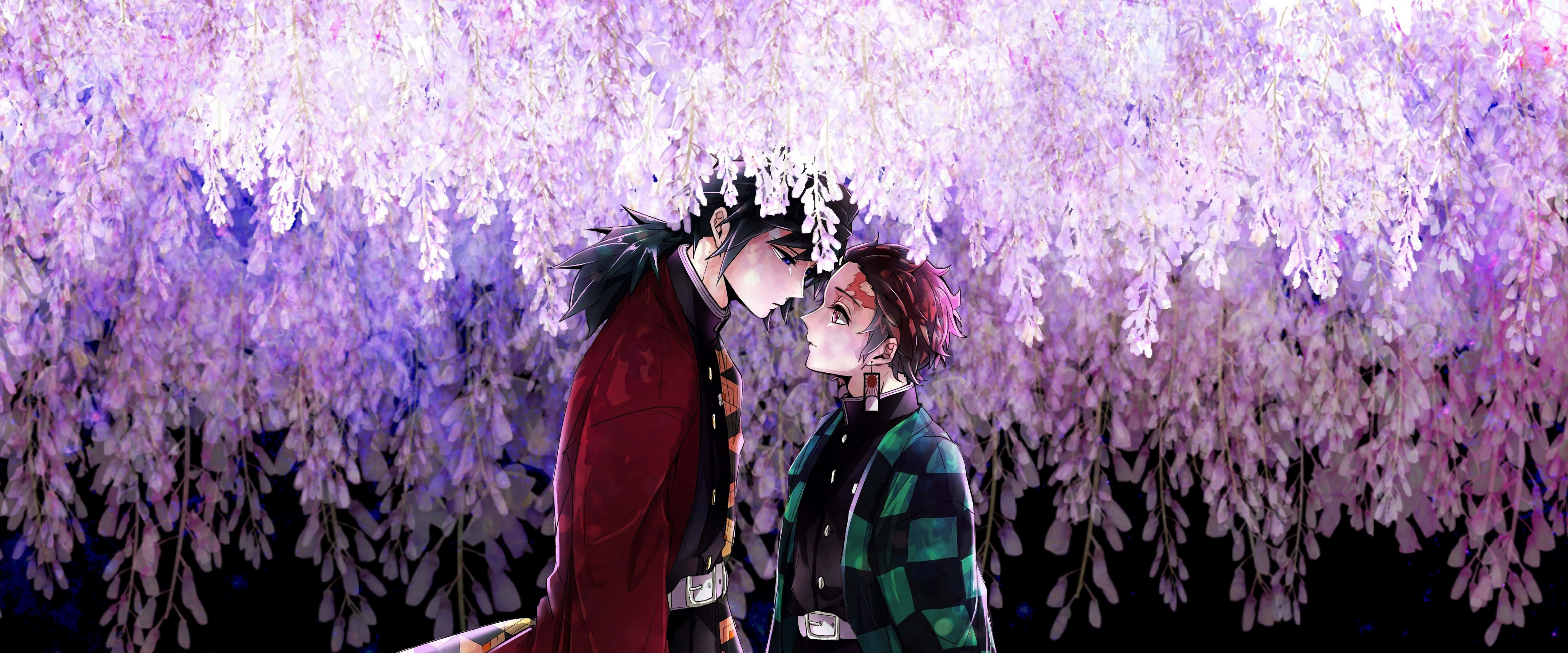 《鬼滅之刃》的壯麗風景 壁紙 — 兩個動漫角色在夜晚，於一串串紫色紫藤花如瀑布般垂下的華蓋下深情對望。