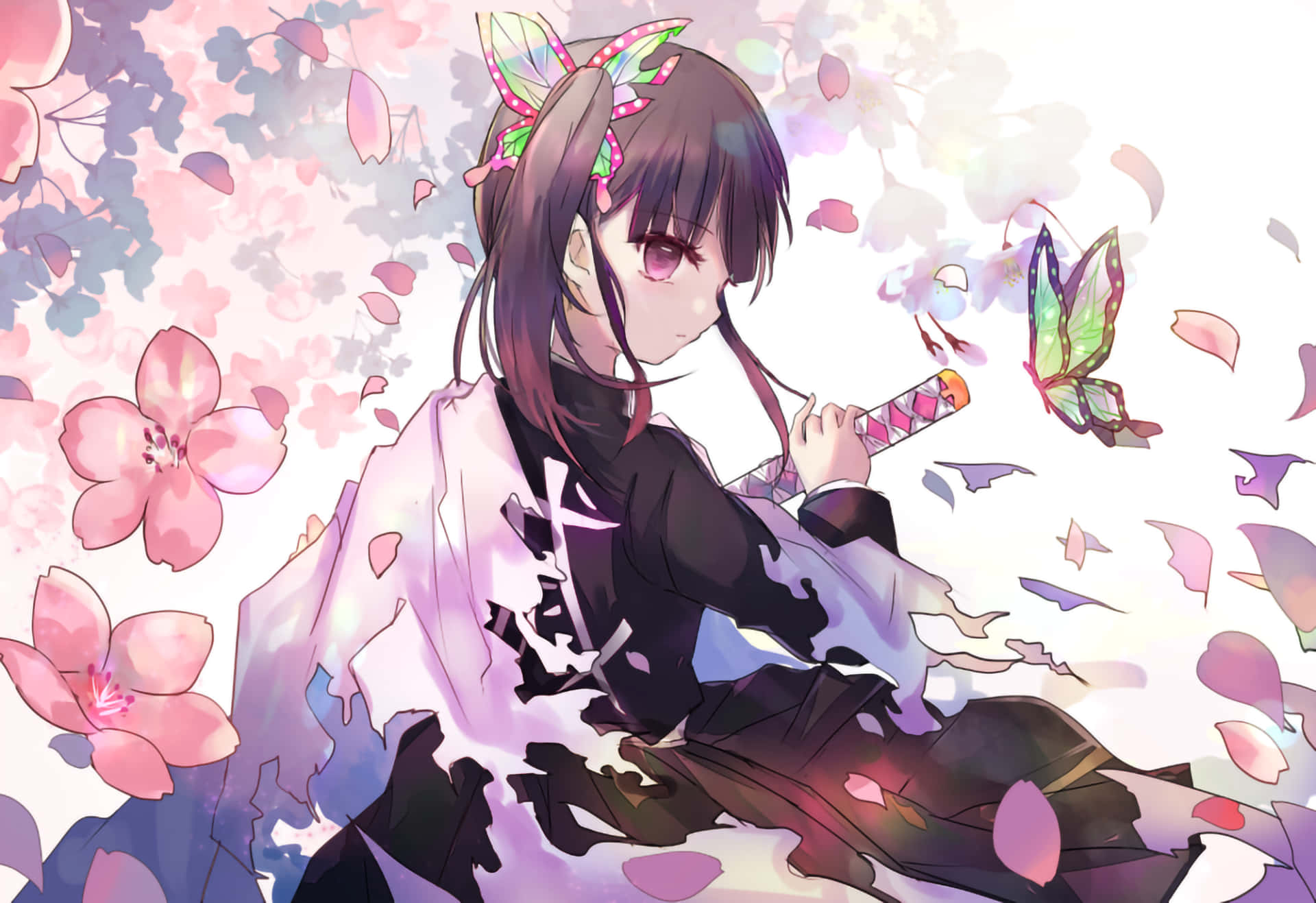 戴著蝴蝶髮夾的動漫女孩握著劍，被櫻花環繞。