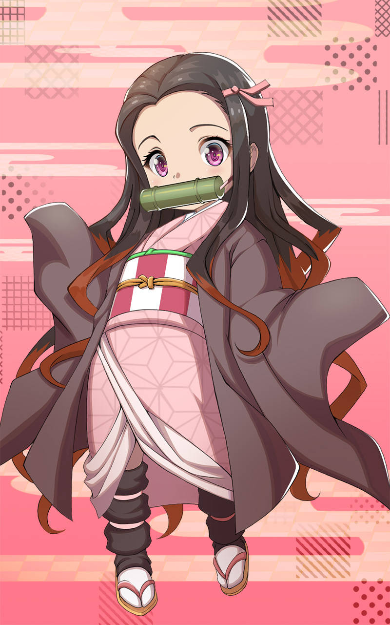 鬼滅之刃 神樂 Q版 壁紙 — 一位長黑髮紫眼的Q版動漫女孩，穿著粉紅和服，在粉紅圖案背景前手持竹劍。