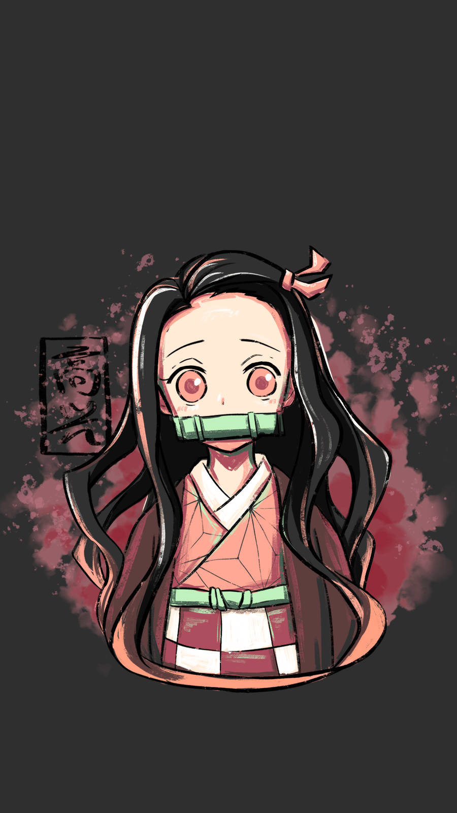 鬼滅之刃 神樂 可愛卡通 壁紙 — 一個長黑髮、戴綠色口塞的Q版動漫女孩，穿著傳統和服，背景是帶有紅色飛濺的深色。