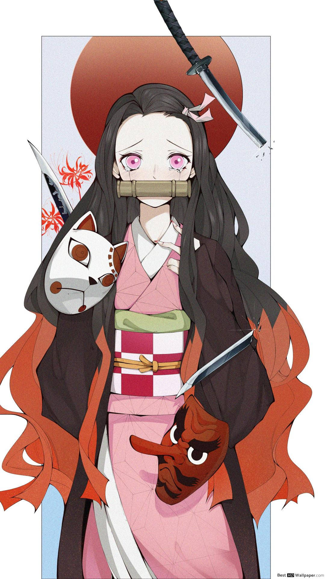 鬼滅之刃 神樂 可愛形象 壁紙 — 粉紅眼睛、戴竹製口枷的動漫少女，穿著和服，手持狐狸面具和刀，背景為紅日。