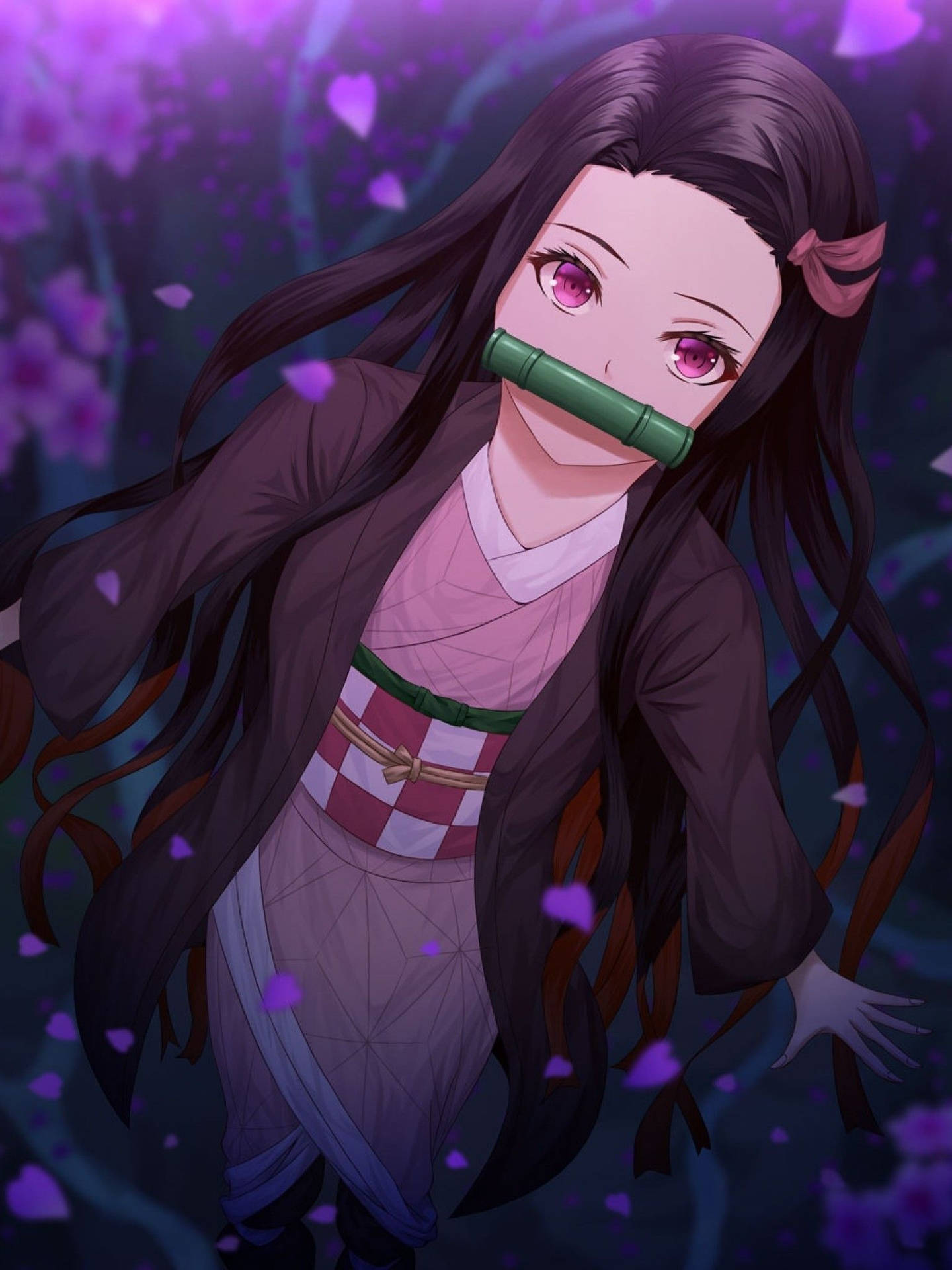 鬼滅之刃 神樂 可愛服裝 壁紙 — 一個寧靜的動漫女孩，長長的黑髮和粉紅色的眼睛，站在紫色的櫻花林中，嘴裡含著竹製口塞。