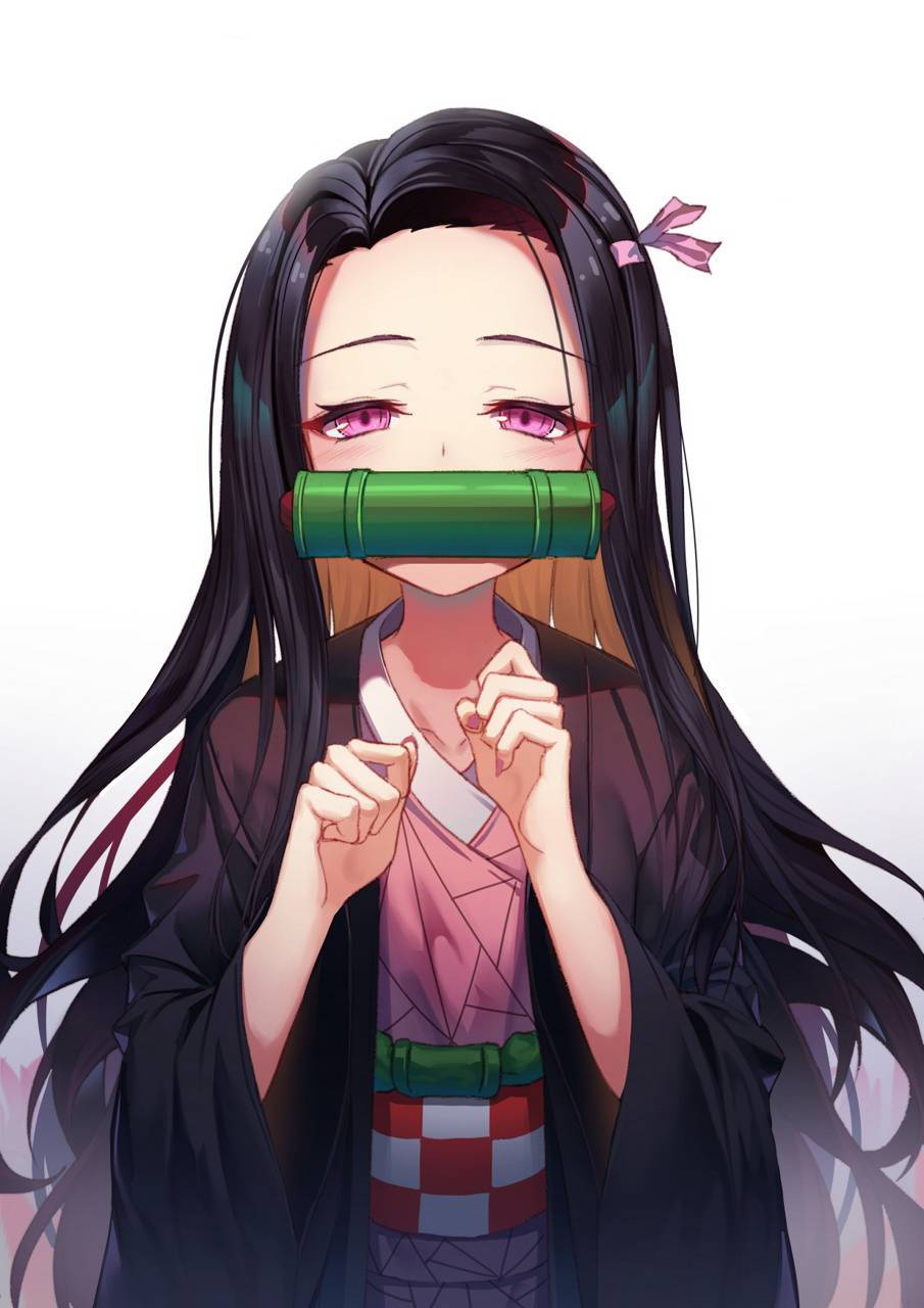 鬼滅之刃 神樂 可愛睡眼 壁紙 — 長黑髮粉紅眼睛的動漫女孩，穿著傳統日本服飾，嘴上戴著綠色竹製口枷。