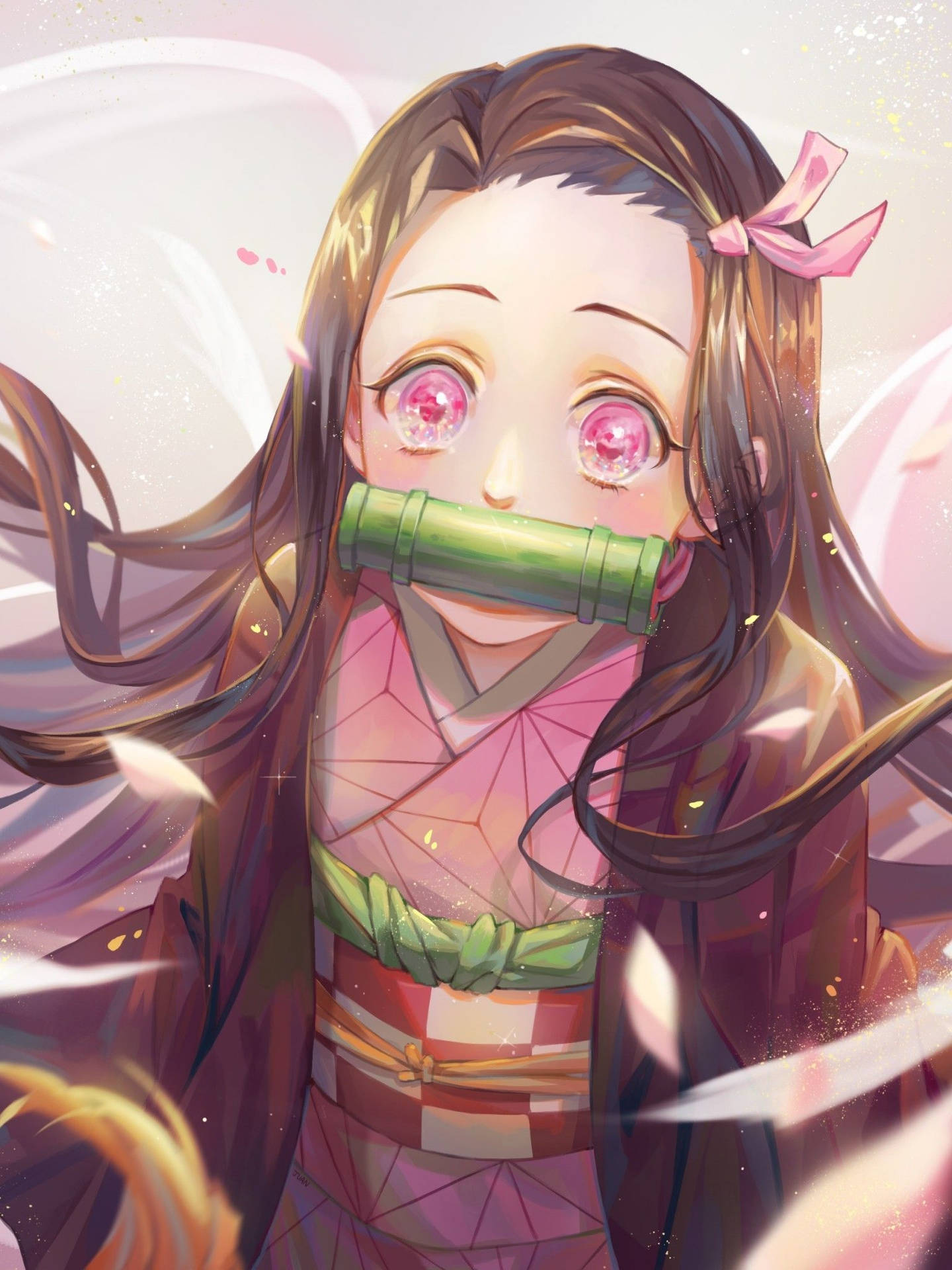 鬼滅之刃 神樂 可愛近照 壁紙 — 擁有粉紅色眼睛和竹製口塞的動漫女孩，在飄浮的櫻花中穿著傳統和服。