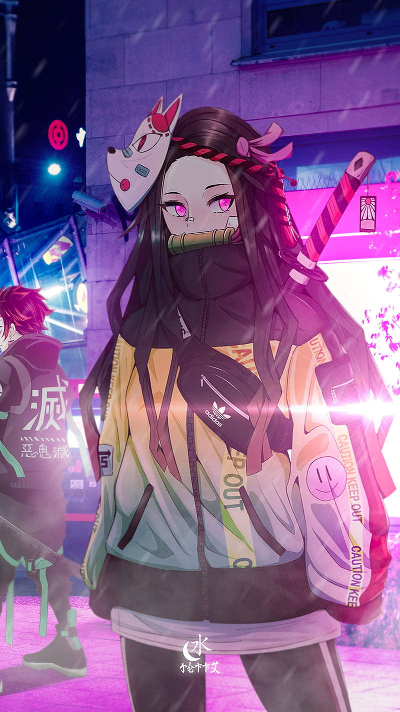 鬼滅之刃 神樂 手機壁紙 壁紙 — 一個風格化的動漫女孩，擁有粉紅色的眼睛和狐狸面具，夜晚站在霓虹燈閃爍的雨中城市小巷裡。