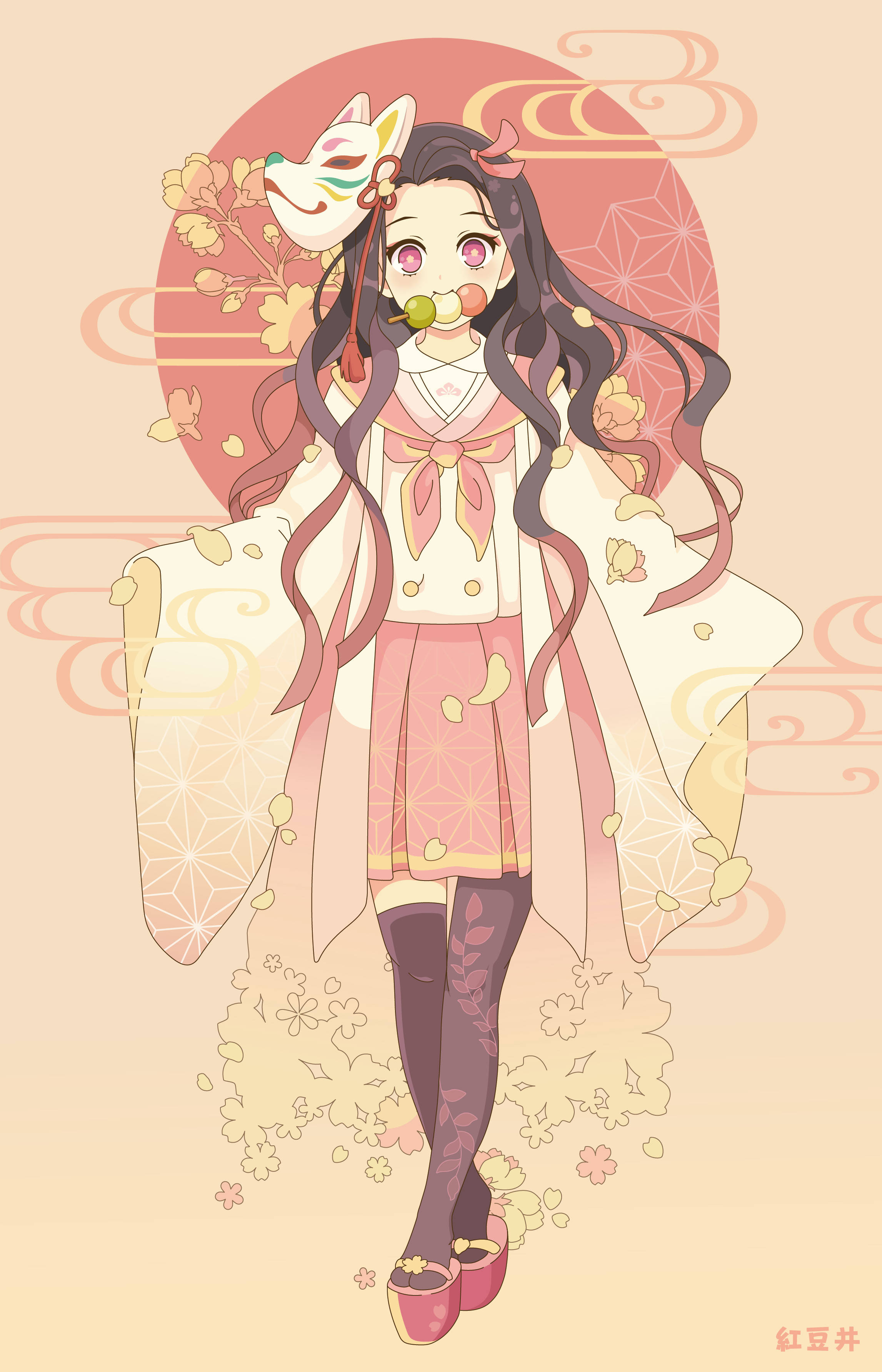 鬼滅之刃 神樂 橘色 壁紙 — 一位開朗的動漫女孩，身穿粉紅色和服，戴著狐狸面具，櫻花飄落在她周圍，背景是溫暖的太陽。