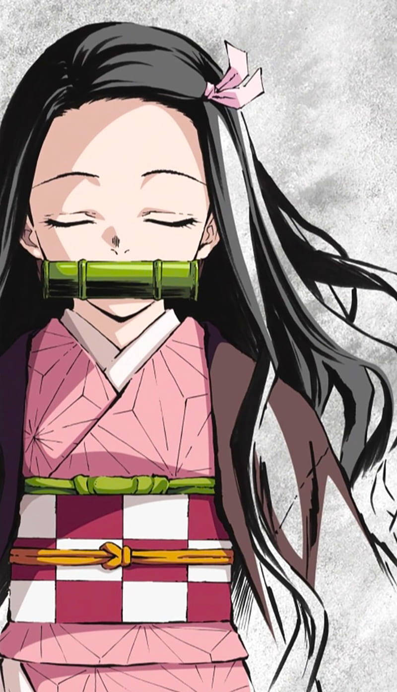 鬼滅之刃 神樂 睜眼閉眼 壁紙 — 一位寧靜的動漫女孩，長長的黑髮上繫著粉紅色蝴蝶結，戴著竹製口塞，穿著傳統粉紅色和服，背景是帶紋理的灰色。