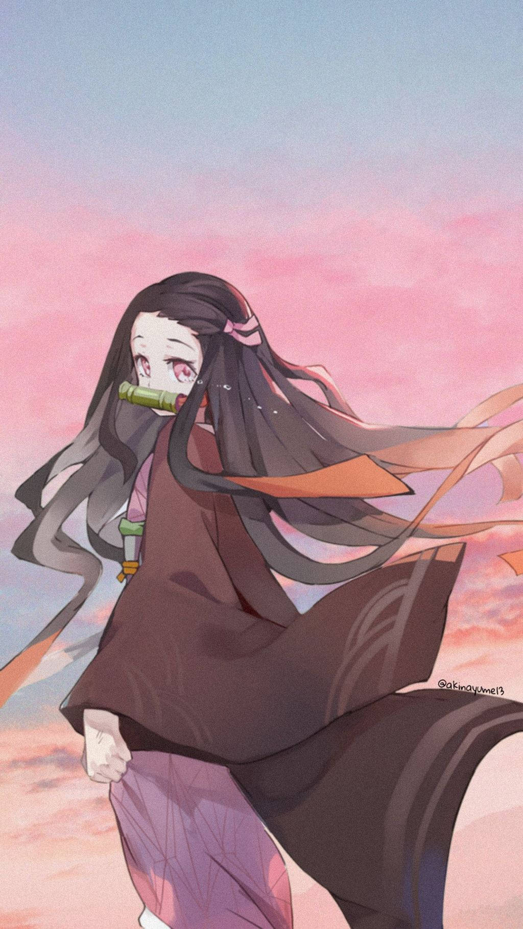 鬼滅之刃 神樂 粉紅雲朵 壁紙 — 長黑髮動漫少女手持竹劍，站在柔和的粉紅與藍色天空下，布料飄揚。