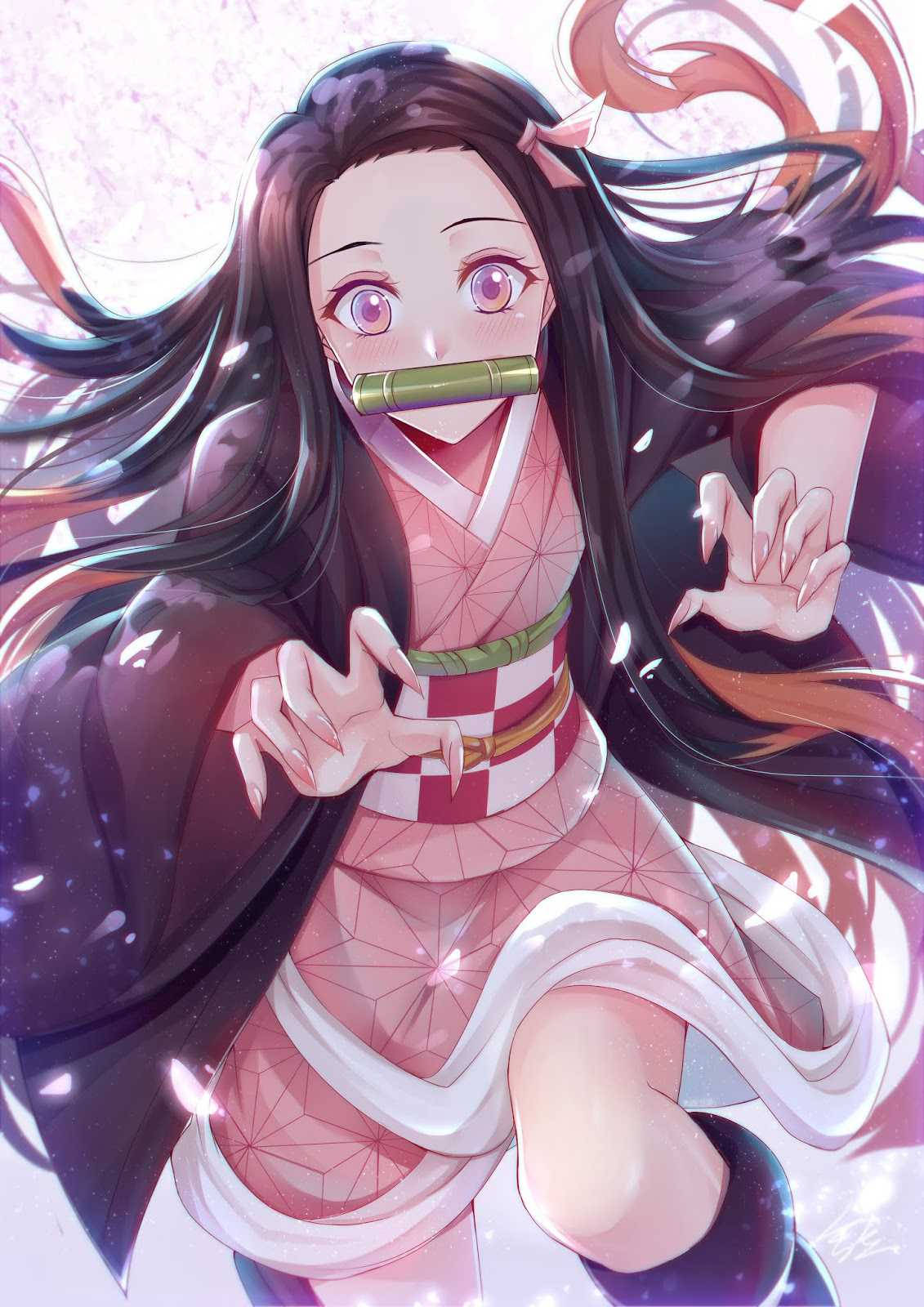 鬼滅之刃 神樂 跑步 壁紙 — 長黑髮、戴竹製口塞的動漫女孩，穿著粉紅色和服，在閃爍的背景中頑皮地微笑。