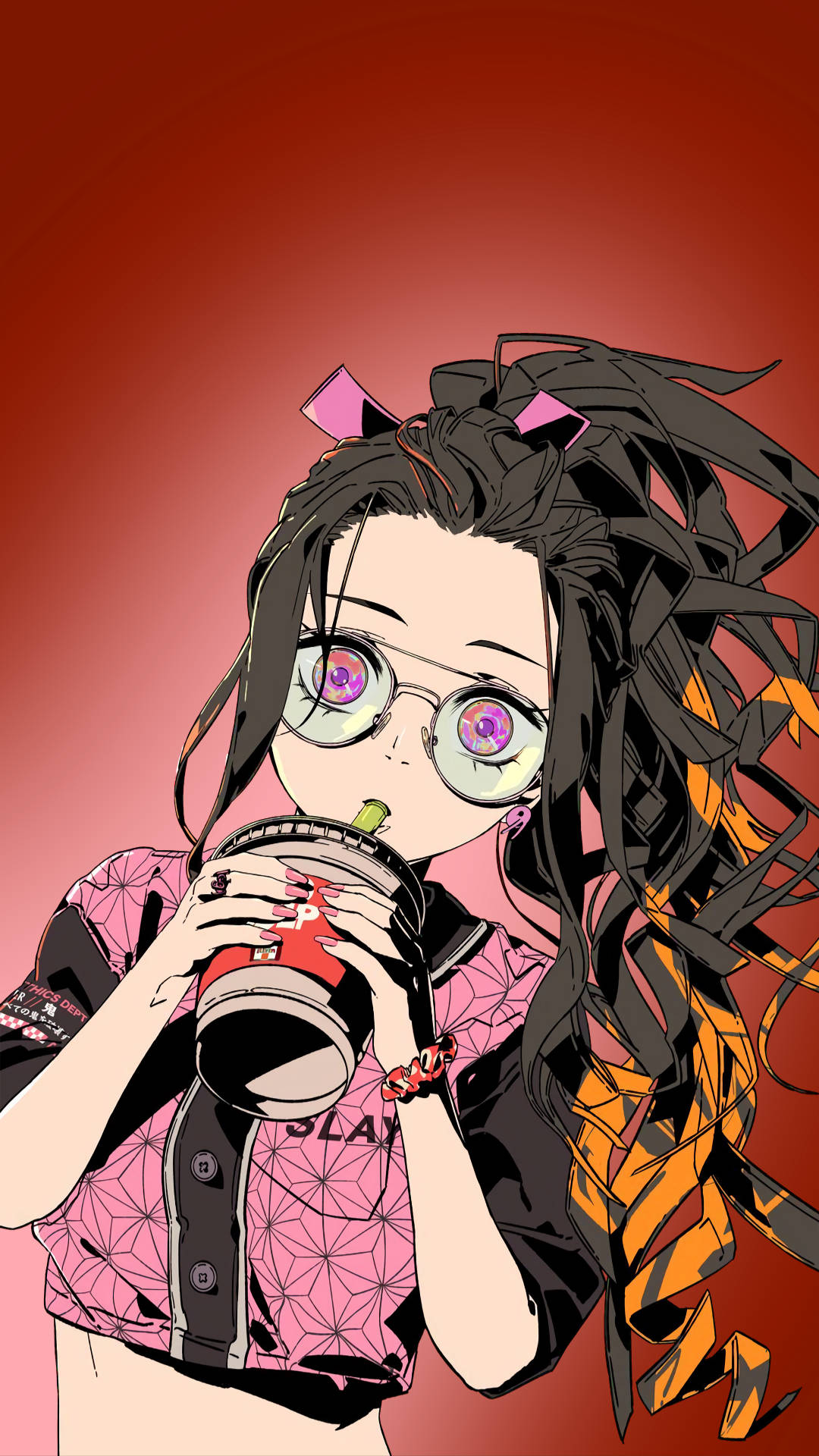 鬼滅之刃 神樂的美學動漫頭像 壁紙 — 一個風格化的動漫女孩，擁有狂野的黑髮和眼鏡，在紅色漸變背景前喝著汽水杯。